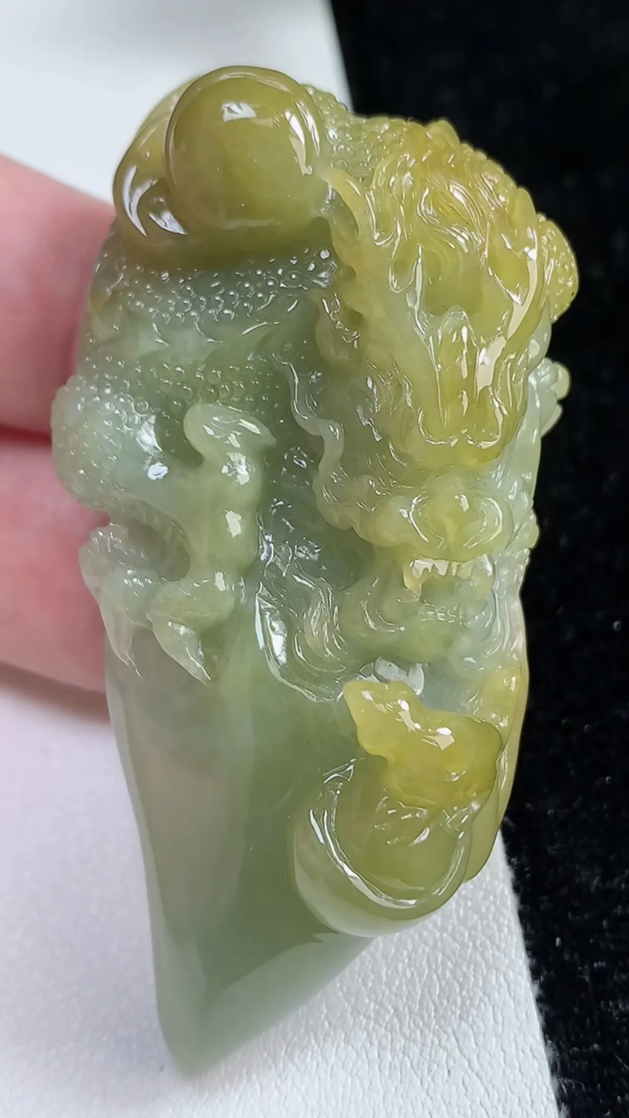 缅甸天然翡翠a货 老坑料起胶冰润 黄翡双彩霸气龙牌吊坠，尺寸66-34-14mm  y 45.30