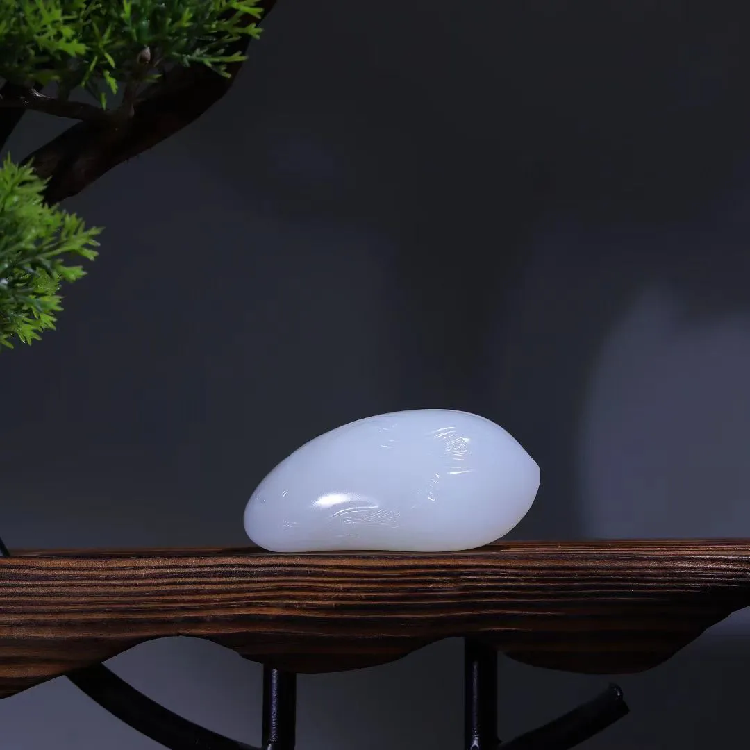 超值精品
【福豆】摹写自然生动，豆角刻画细致逼真，翩翩迎风摇清响，幻化自然人称奇。和田白玉，洁白无瑕，冰透细腻，造型摇曳灵动、无上贵重珍品、俗称福豆；连中三元，福、禄、寿三者齐全，多子多福，四季发财，吉祥如意。
【规格】73-42-31mm，116.5g