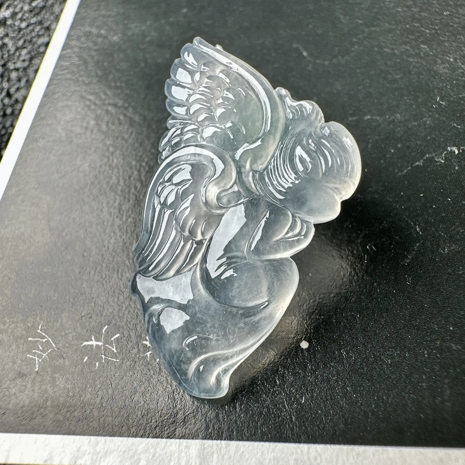 【冰种天使】冰胶感很强，质地细腻冰润，通透起光。雕刻的小天使很可爱，喜气洋洋，佩戴效果不错