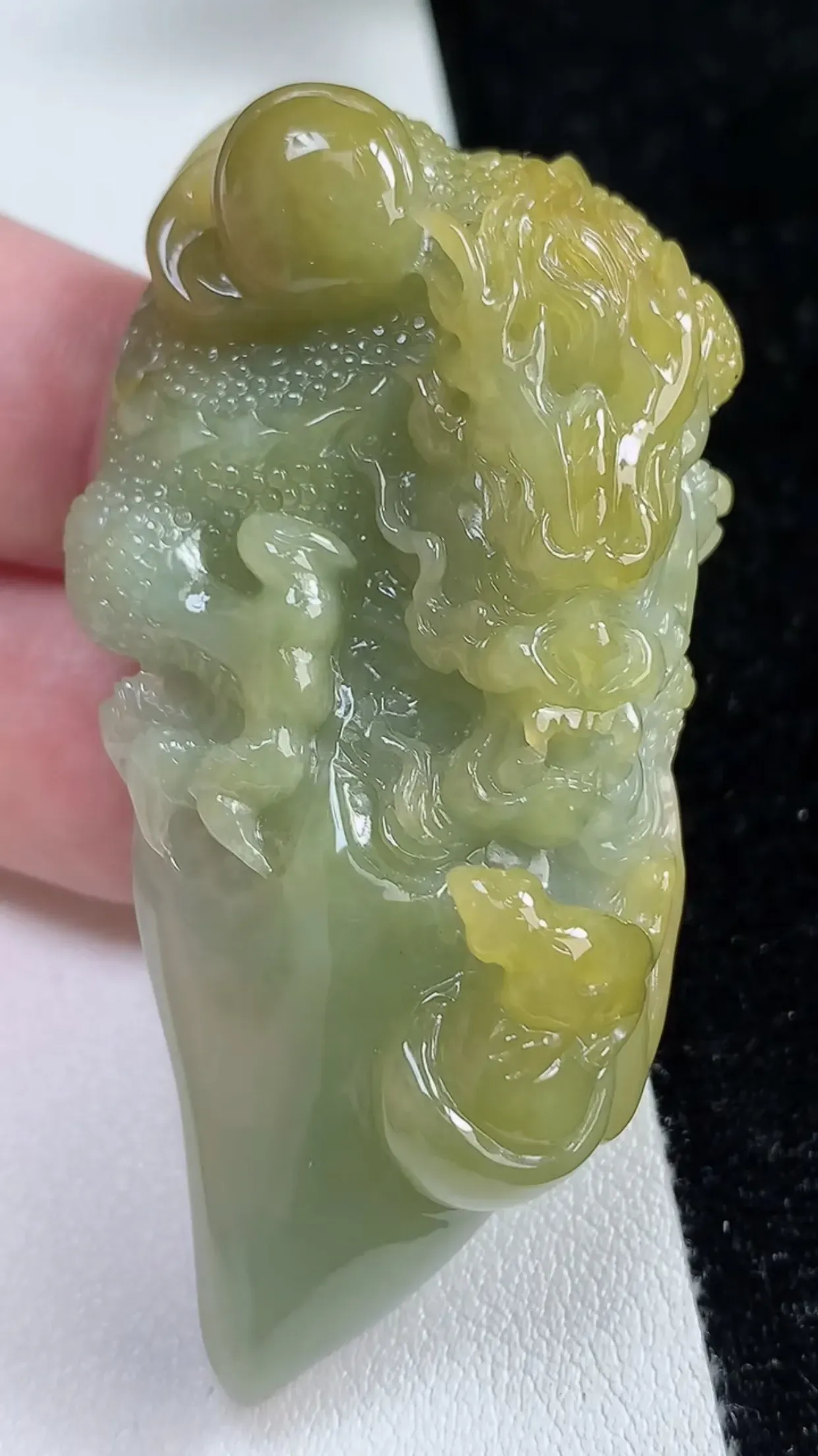 缅甸天然翡翠a货 老坑料起胶冰润 黄翡双彩霸气龙牌吊坠，尺寸66-34-14mm  y 45.30
