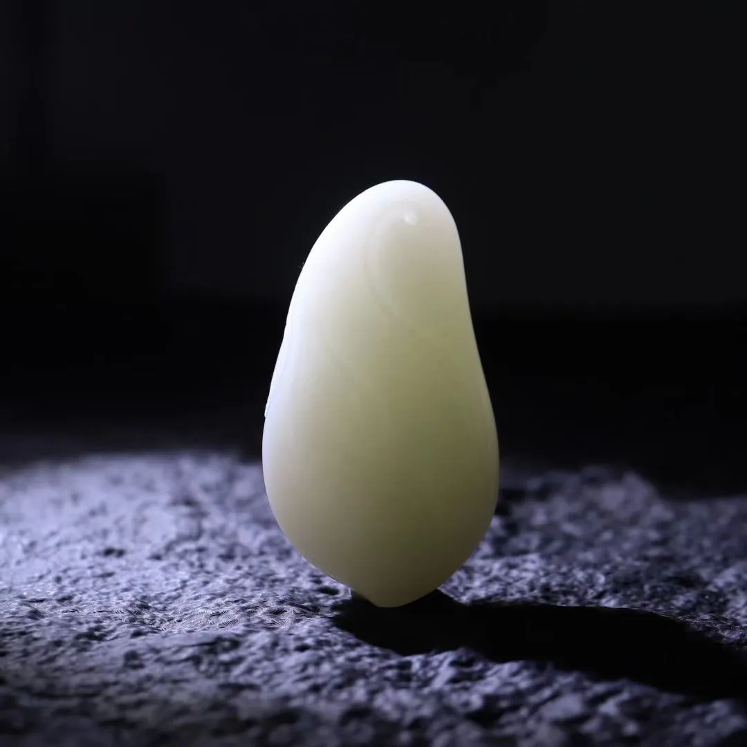 超值精品
【福豆】摹写自然生动，豆角刻画细致逼真，翩翩迎风摇清响，幻化自然人称奇。和田白玉，洁白无瑕，冰透细腻，造型摇曳灵动、无上贵重珍品、俗称福豆；连中三元，福、禄、寿三者齐全，多子多福，四季发财，吉祥如意。
【规格】73-42-31mm，116.5g