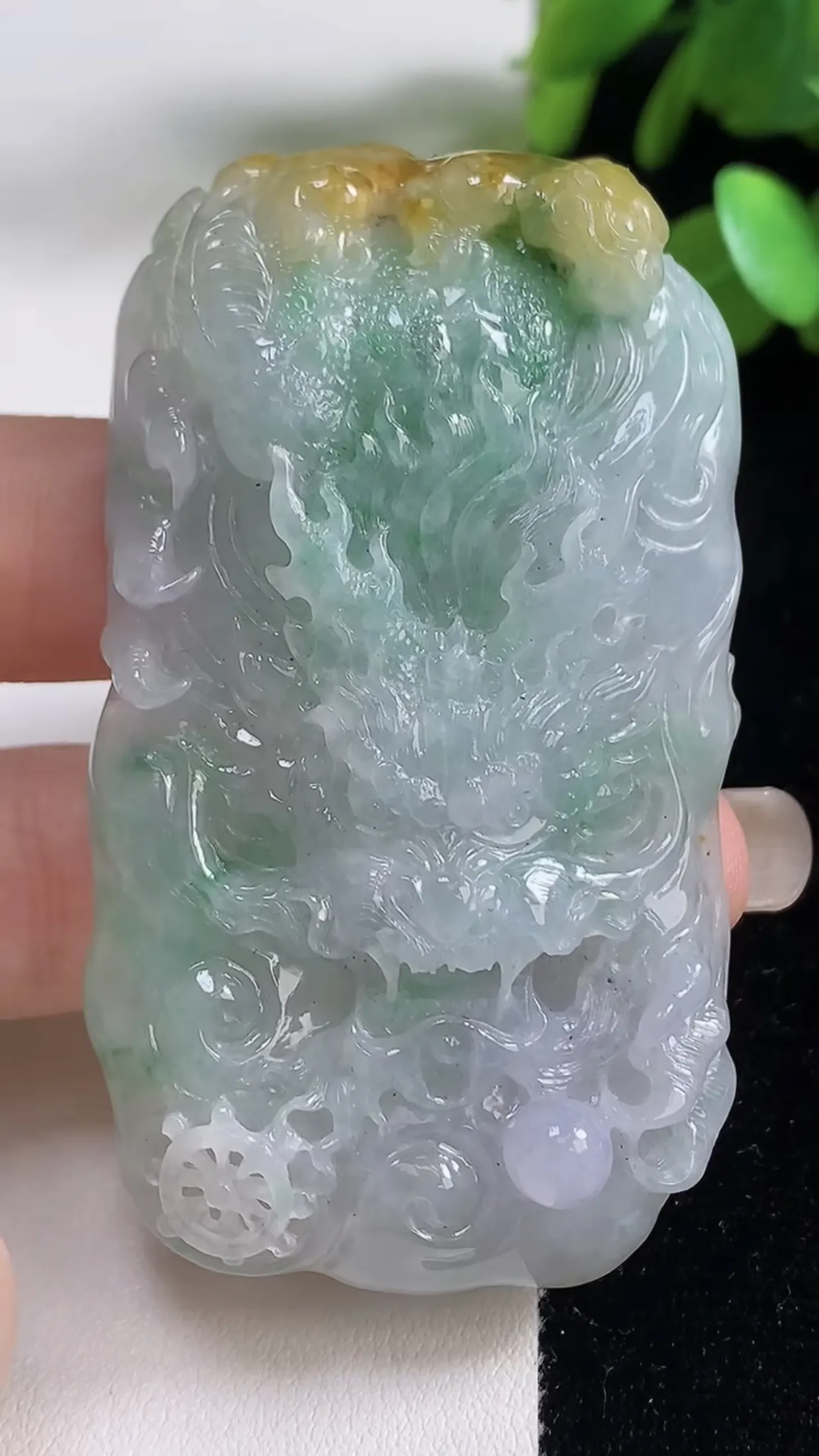 缅甸天然翡翠a货 老坑料起胶冰种 双彩黄加绿霸气龙牌吊坠，尺寸56.4-37-10.7mm  y 5
