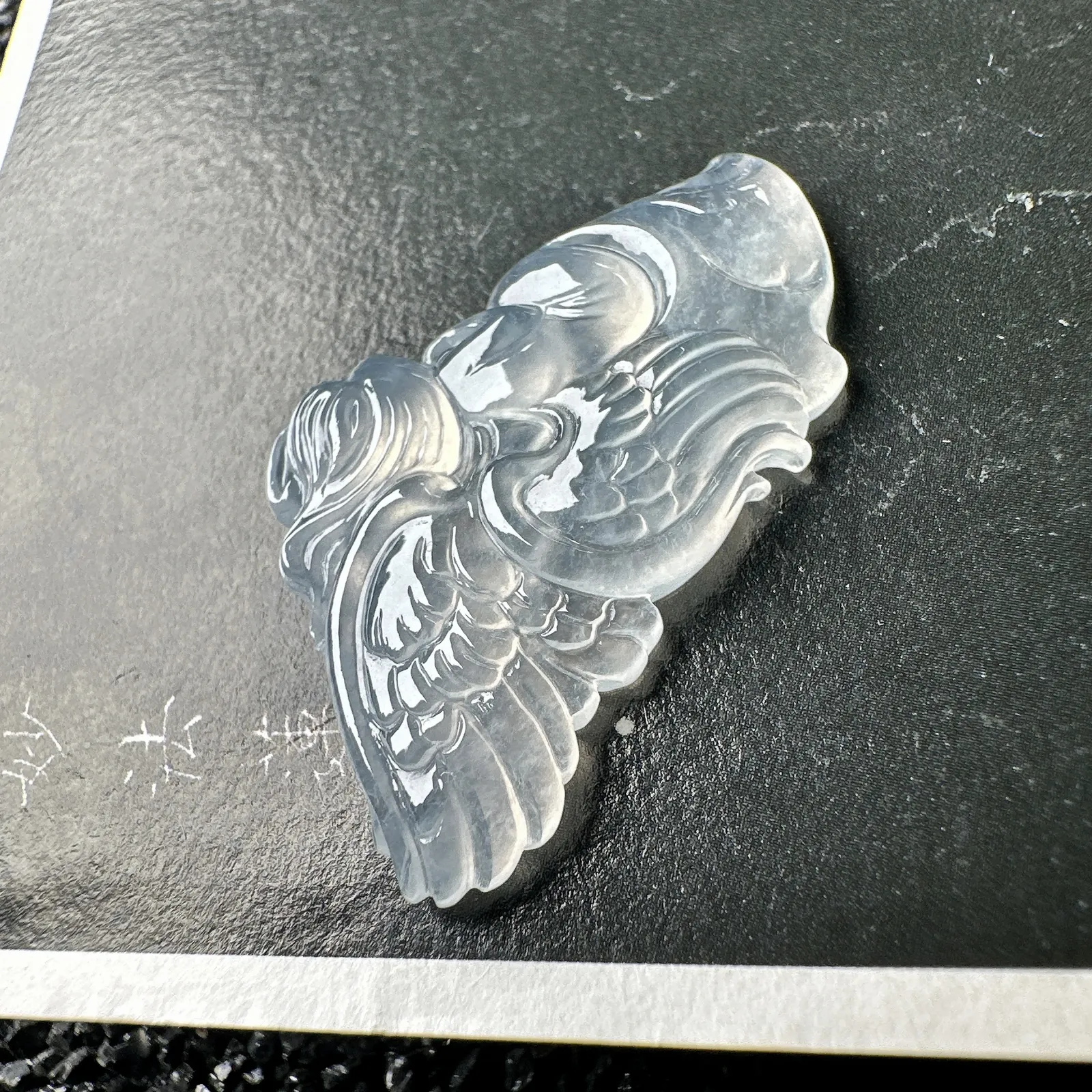 【冰种天使】冰胶感很强，质地细腻冰润，通透起光。雕刻的小天使很可爱，喜气洋洋，佩戴效果不错