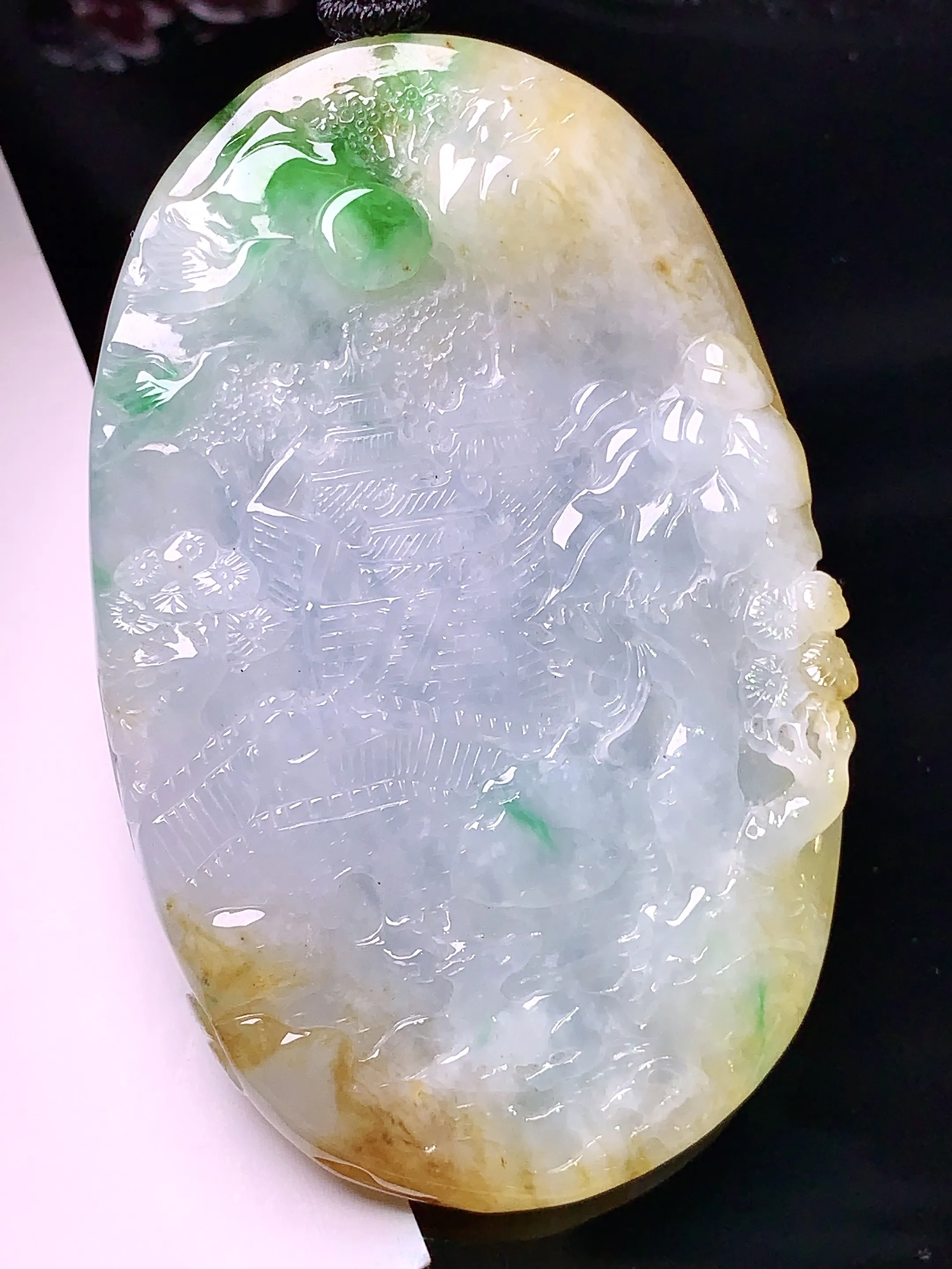 黄绿山水牌子吊坠 玉质细腻 色泽清新艳丽 整体尺寸70*44*9.2