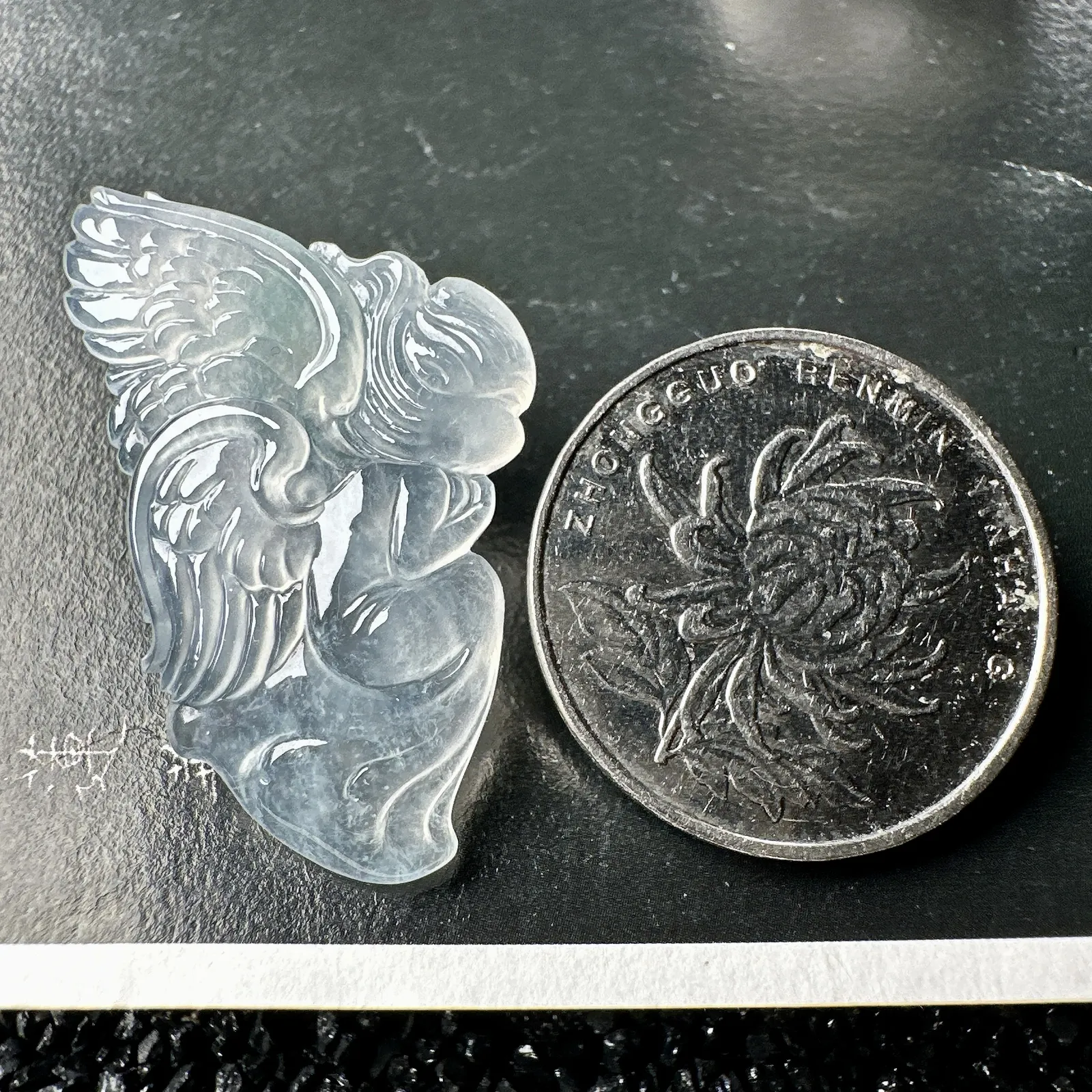【冰种天使】冰胶感很强，质地细腻冰润，通透起光。雕刻的小天使很可爱，喜气洋洋，佩戴效果不错