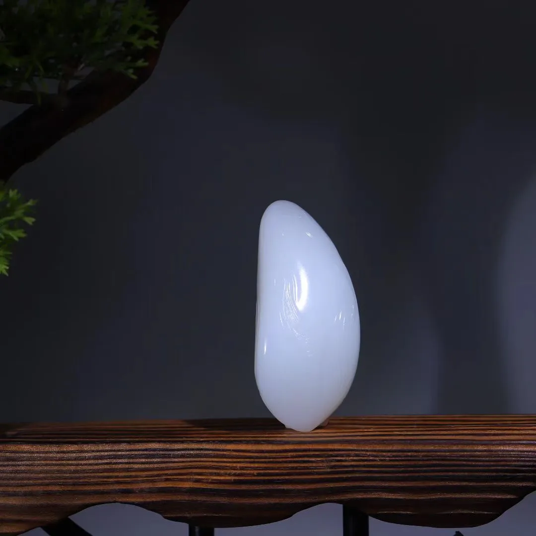 超值精品
【福豆】摹写自然生动，豆角刻画细致逼真，翩翩迎风摇清响，幻化自然人称奇。和田白玉，洁白无瑕