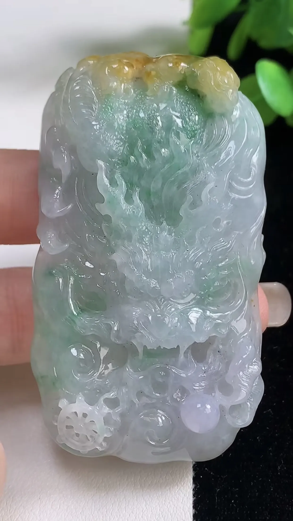 缅甸天然翡翠a货 老坑料起胶冰种 双彩黄加绿霸气龙牌吊坠，尺寸56.4-37-10.7mm  y 5