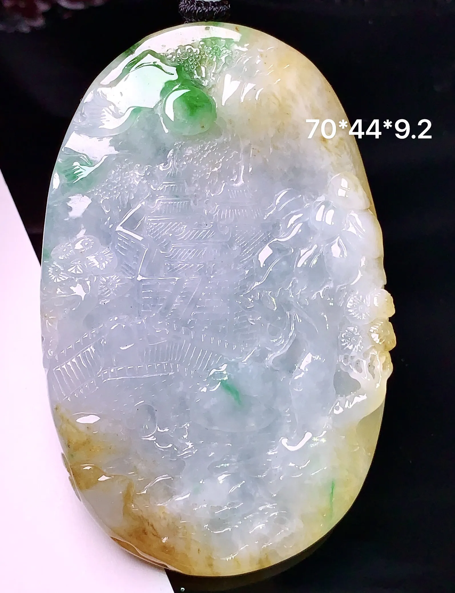 黄绿山水牌子吊坠 玉质细腻 色泽清新艳丽 整体尺寸70*44*9.2