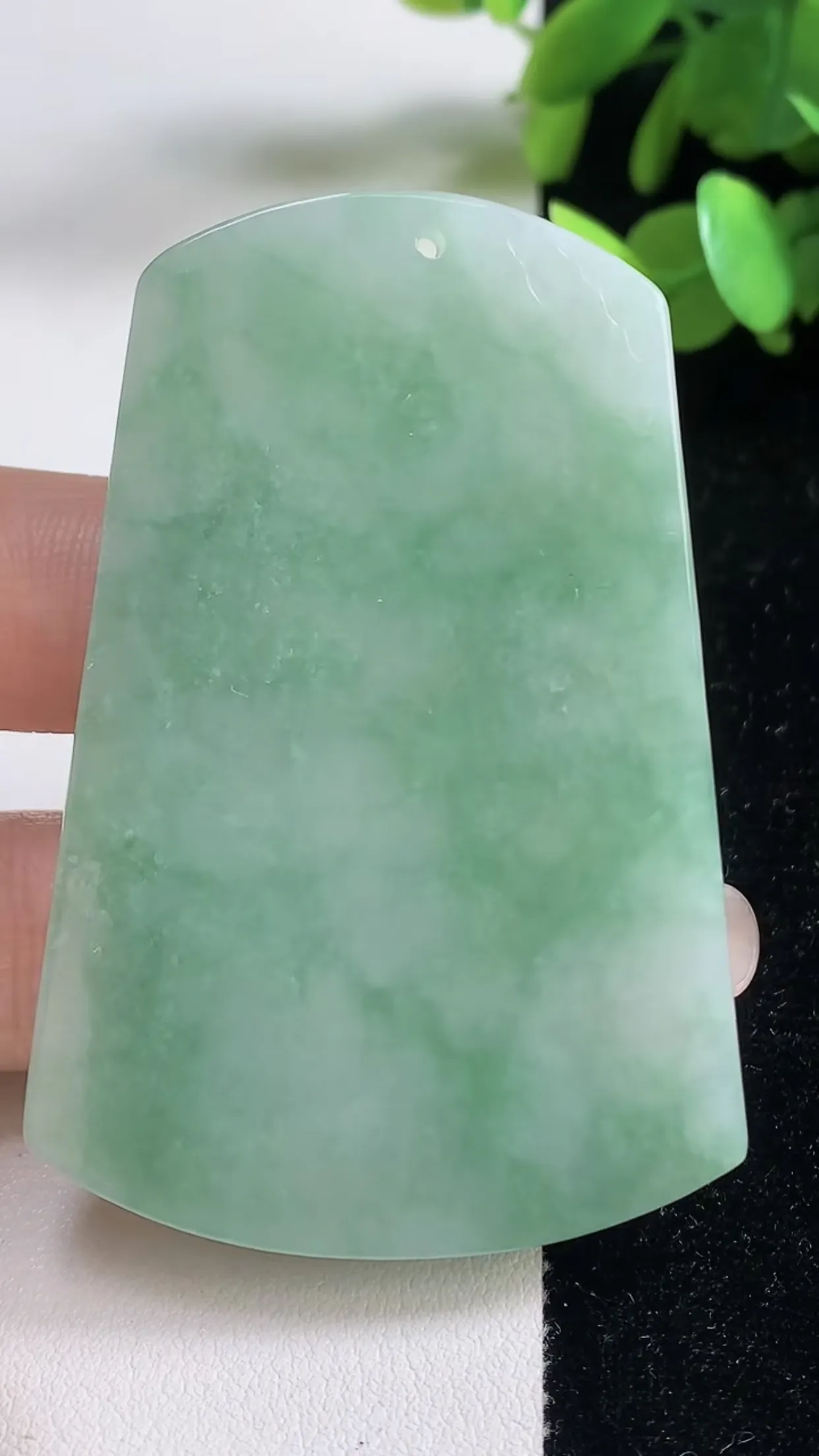 缅甸天然翡翠a货 老坑料起胶冰润 满绿意境山水牌吊坠，尺寸63-42.8-6.5mm  y 39.07