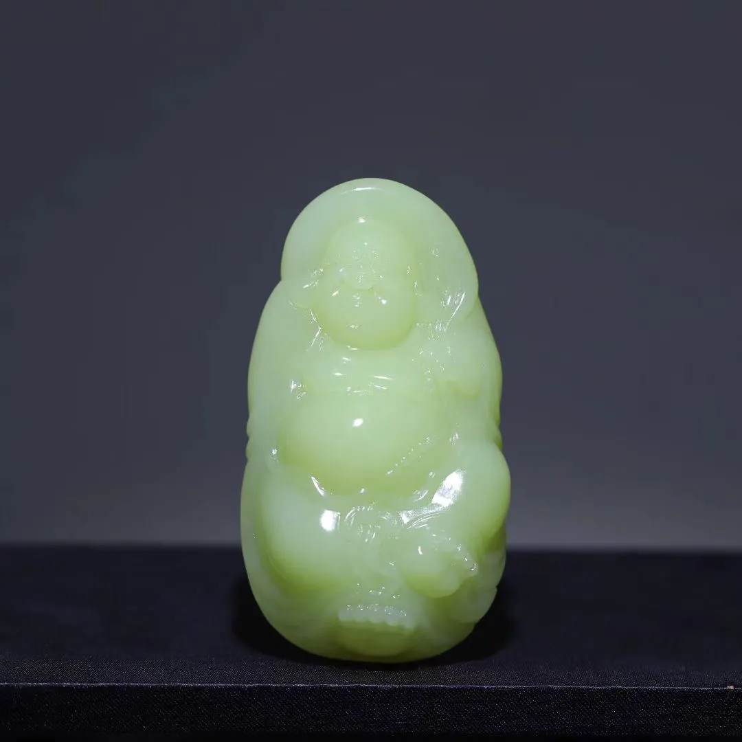 这块黄口料佛公，戴上直接封神！
【稀有色系】暖阳般的色泽温润又贵气，越看越上头～
【精工细节】佛