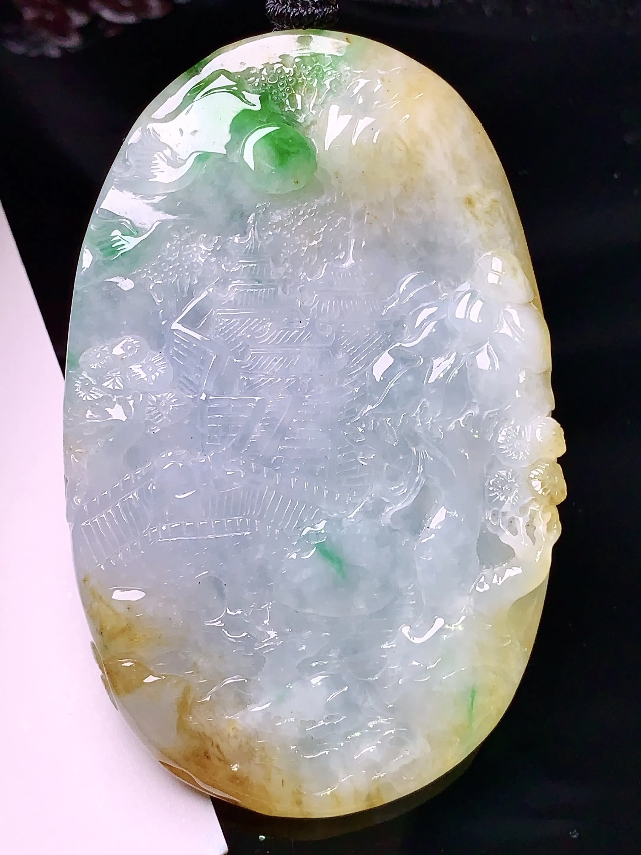 黄绿山水牌子吊坠 玉质细腻 色泽清新艳丽 整体尺寸70*44*9.2