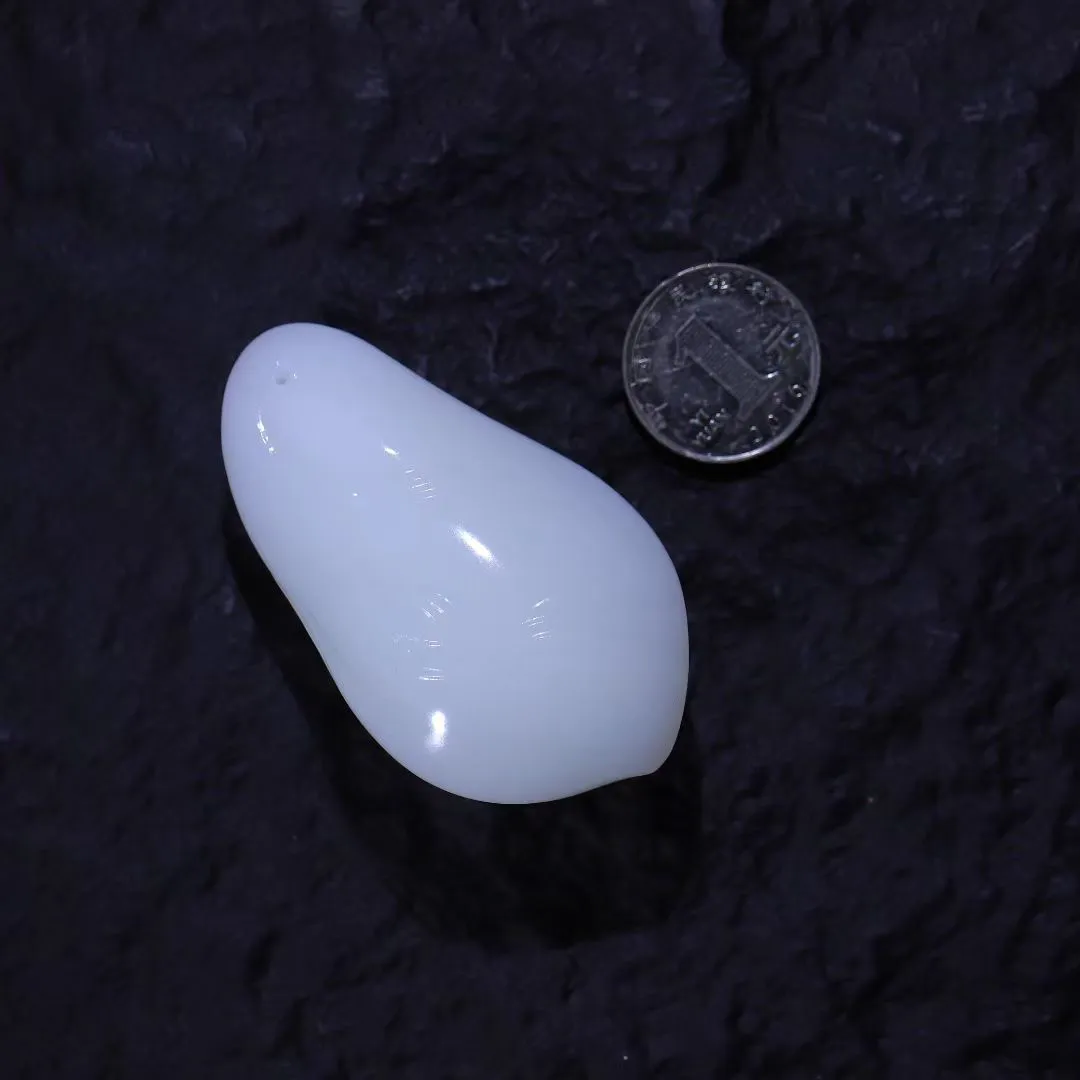 超值精品
【福豆】摹写自然生动，豆角刻画细致逼真，翩翩迎风摇清响，幻化自然人称奇。和田白玉，洁白无瑕，冰透细腻，造型摇曳灵动、无上贵重珍品、俗称福豆；连中三元，福、禄、寿三者齐全，多子多福，四季发财，吉祥如意。
【规格】73-42-31mm，116.5g