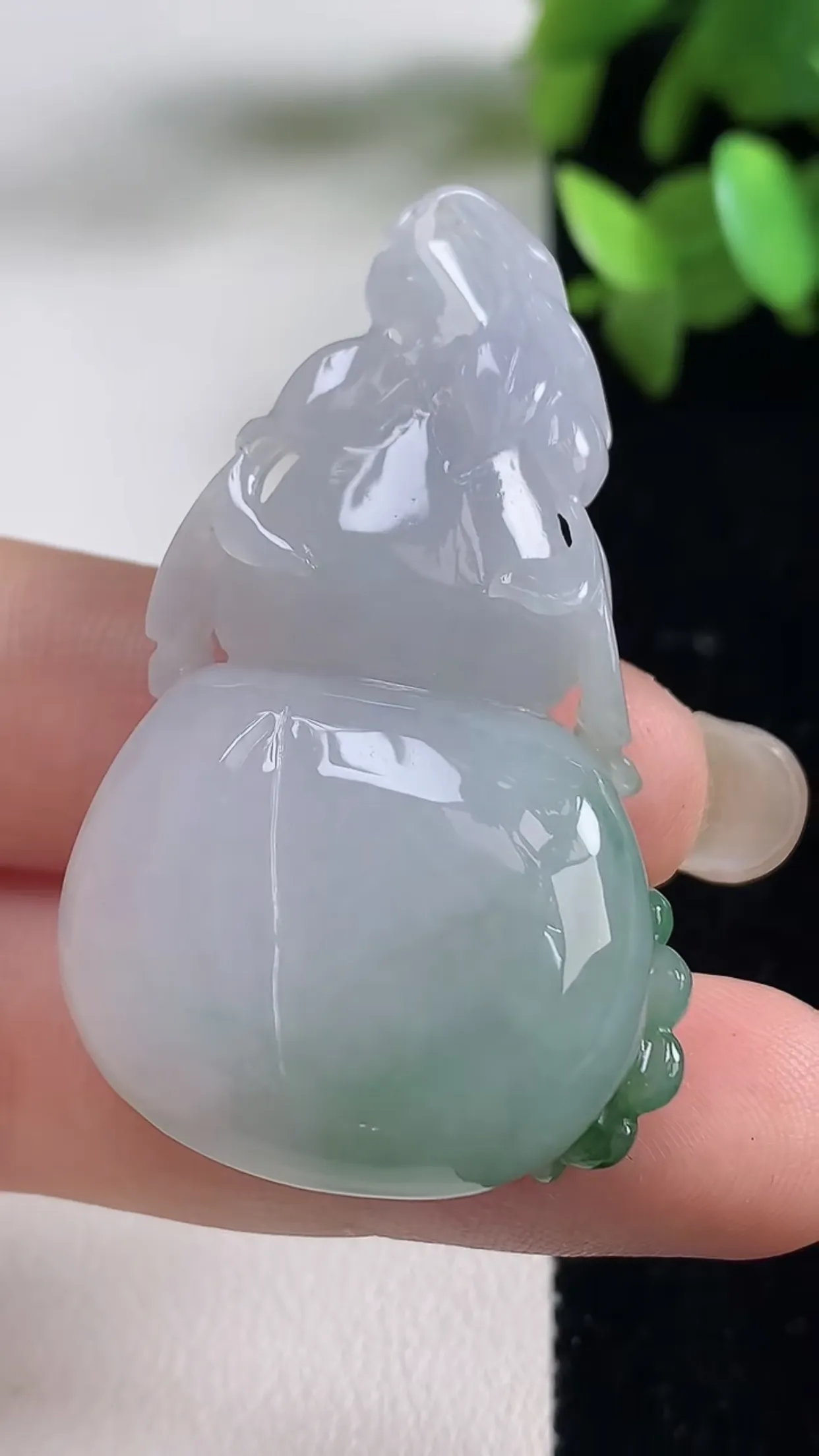 缅甸天然翡翠a货 老坑料起胶冰润 飘绿葫芦吊坠，尺寸47.4-27.2-12mm  y 23.06