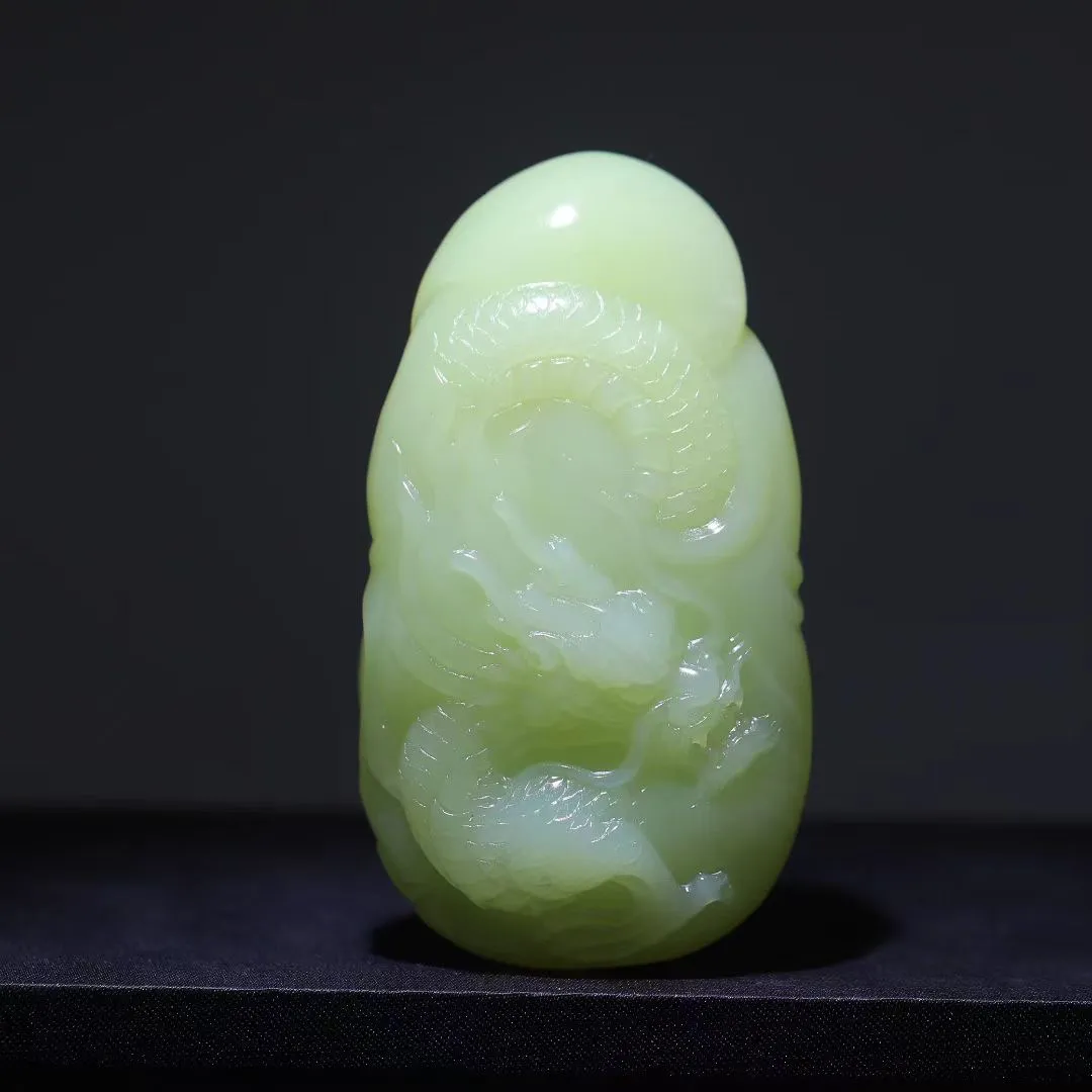 这块黄口料佛公，戴上直接封神！
【稀有色系】暖阳般的色泽温润又贵气，越看越上头～
【精工细节】佛像圆润饱满，慈悲祥和，细节满分！
【把玩体验】特有的油润感，越盘越亮，像会呼吸的玉！90-50-36mm，203g