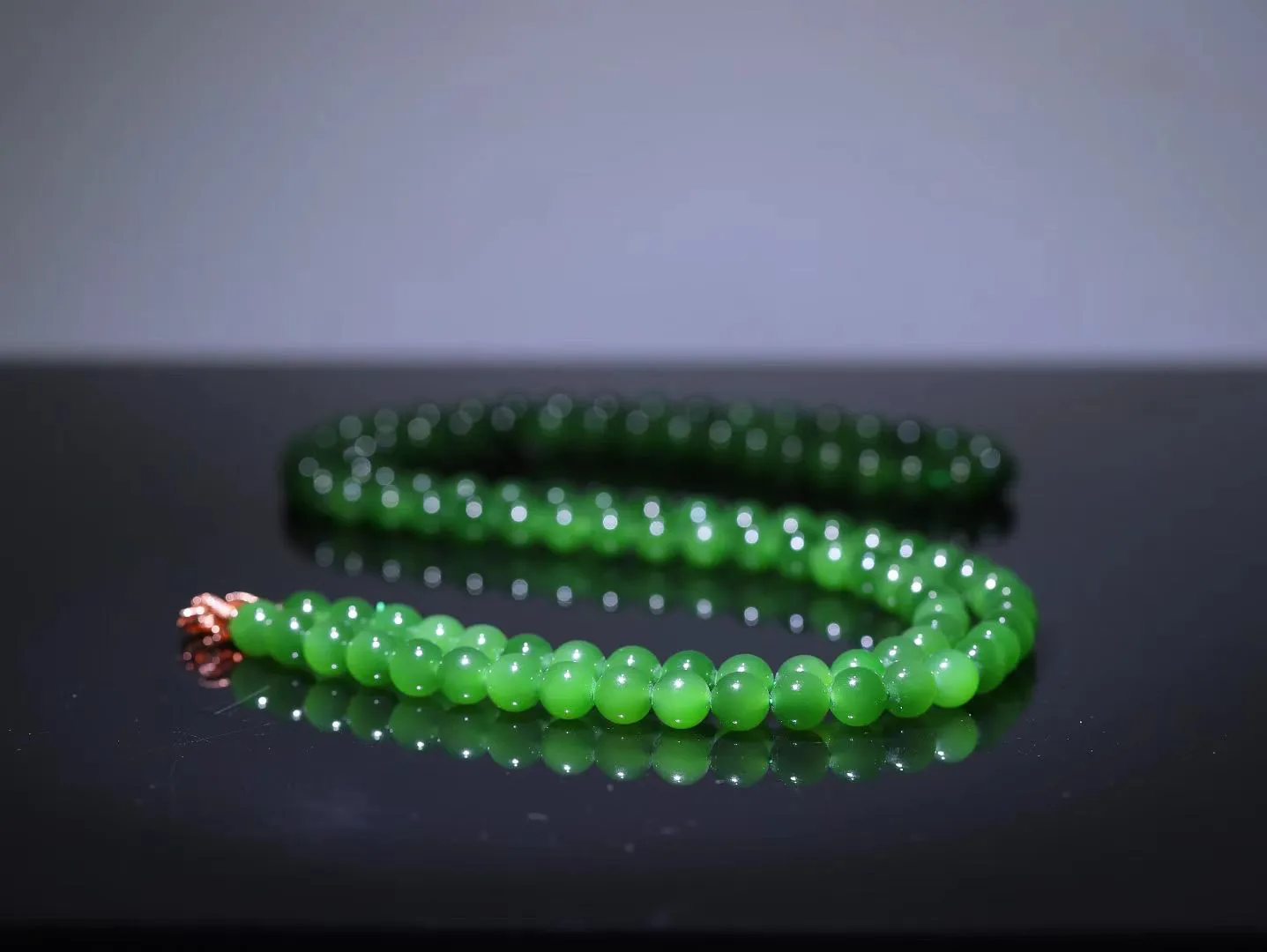 ️️碧玉《菠菜绿》108颗
感觉拉满；
颜色靓丽，绿的好鲜活随便一搭松弛感拉满，喜欢这种经得起时间打磨的美，
不必刻意雕琢，已然足够动人；

规格：10mm重量：150g