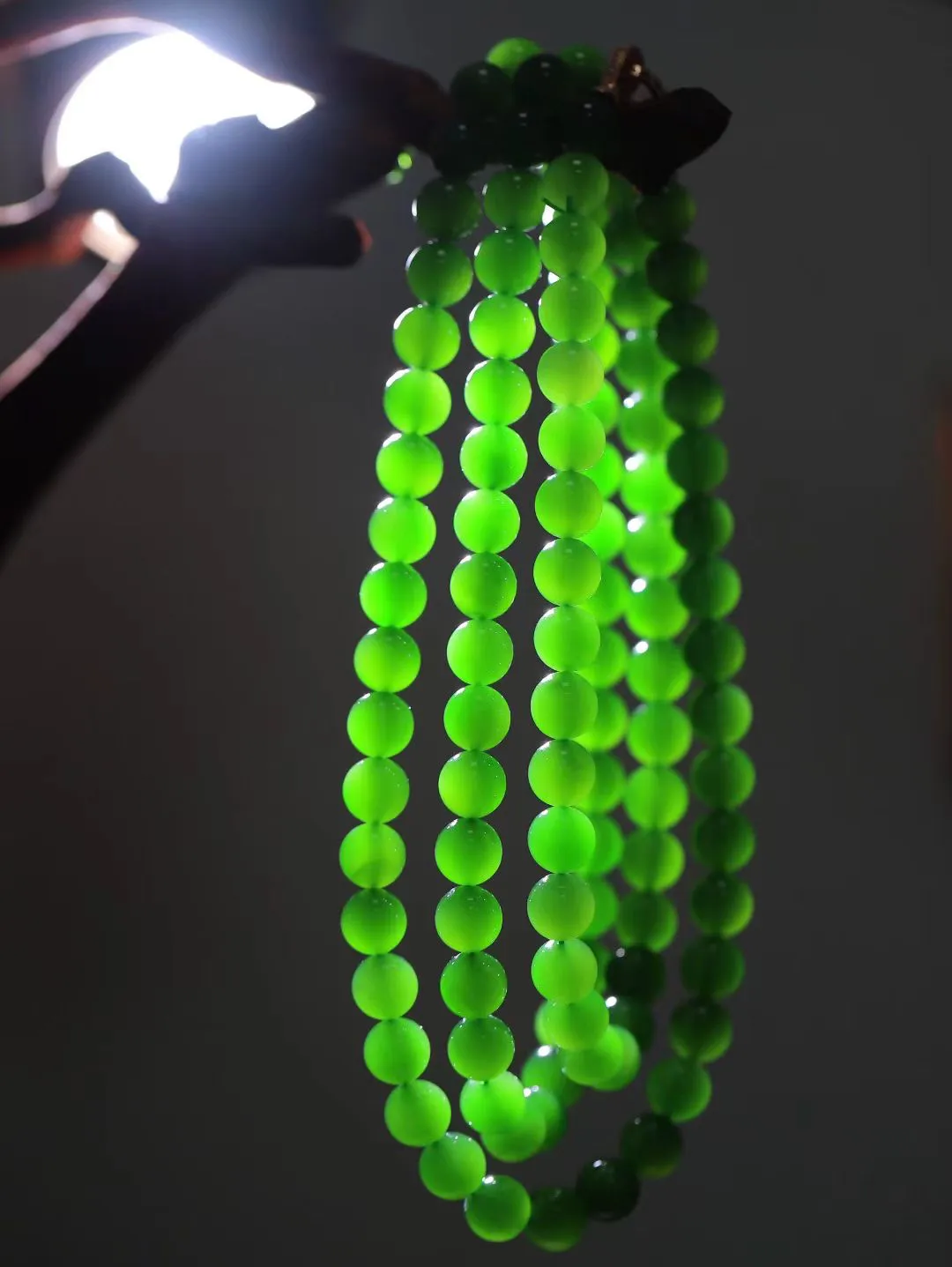 ️️碧玉《菠菜绿》108颗
感觉拉满；
颜色靓丽，绿的好鲜活随便一搭松弛感拉满，喜欢这种经得起时间打磨的美，
不必刻意雕琢，已然足够动人；

规格：10mm重量：150g