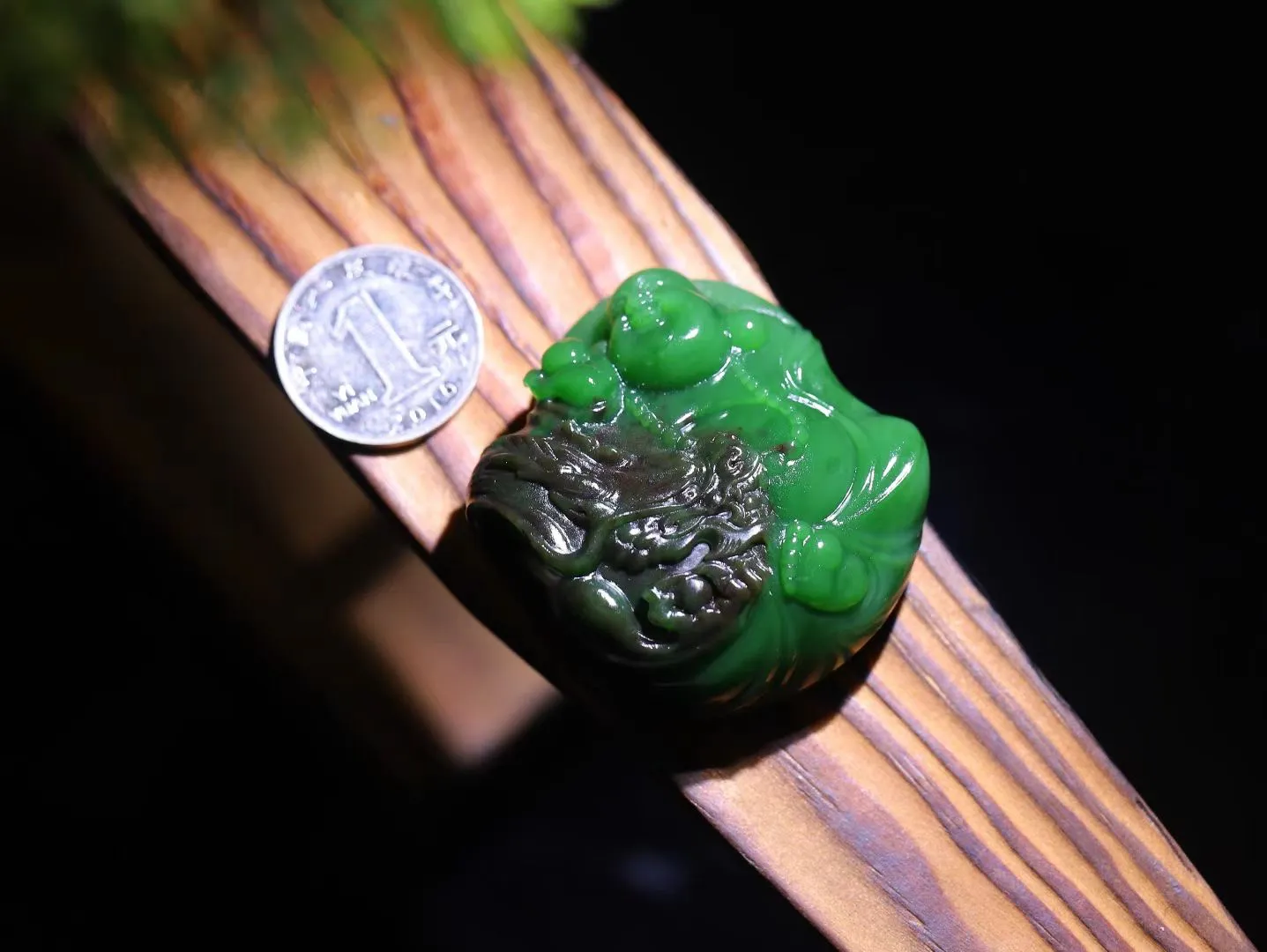 和田玉红皮碧玉佛公挂件文案
【色泽与质感】
温润的碧玉底色，盈润细腻，色泽浓而不艳，绿中透着生机与灵气。红皮部分犹如一抹朝霞，点缀其间，形成天然的色彩对比，更显尊贵与吉祥。
【寓意与象征】
佛公笑意盈盈，象征平安喜乐、福气满满；碧玉代表生命与活力，寓意健康长寿；红皮则是鸿运与喜庆的象征。三者相融，便是“福运常伴、健康平安”的美好祝愿。
规格：54-20mm克重：88g
