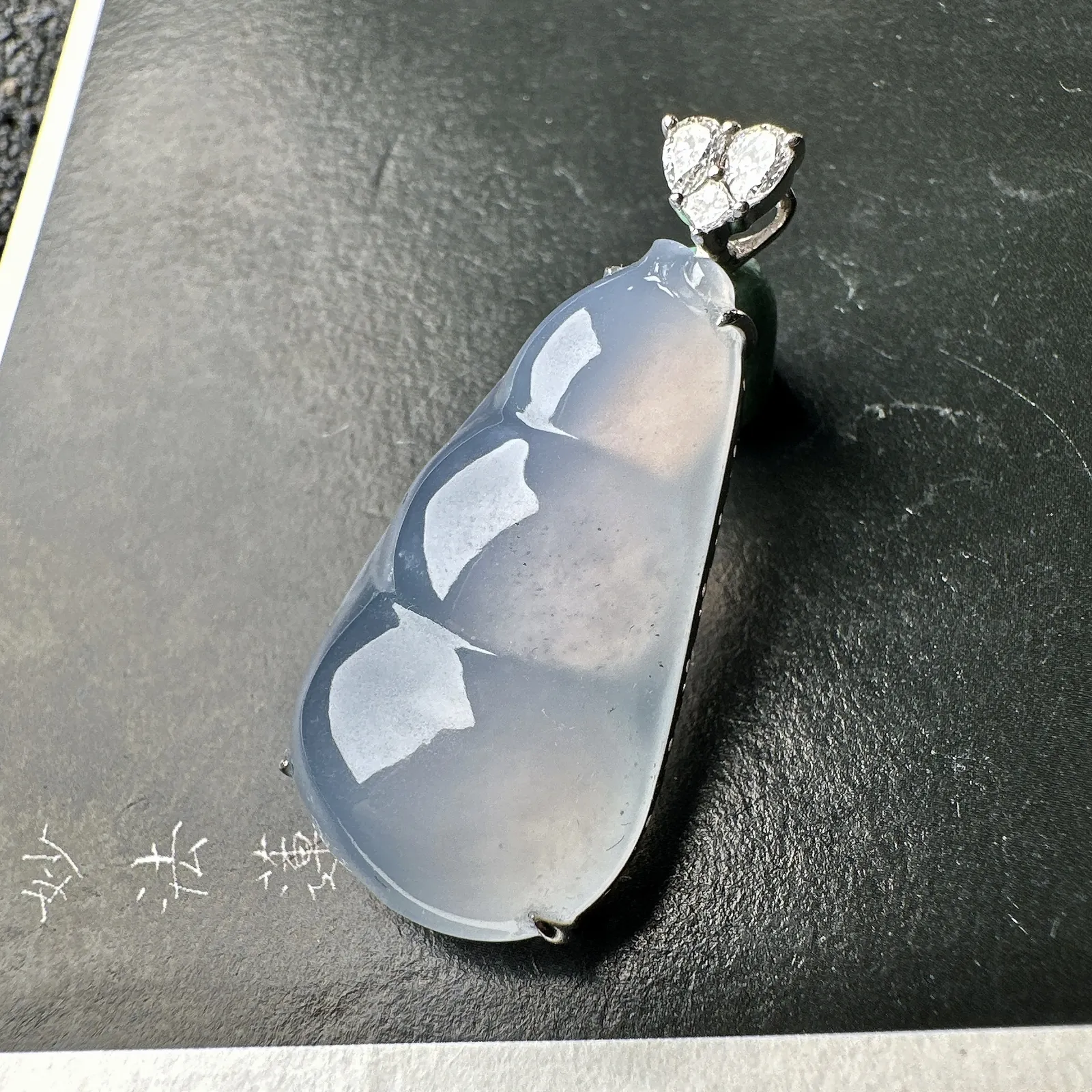 【冰种淡紫福豆吊坠】种地上乘，冰感十足，通透起光，饱满圆润，18k金钻镶嵌，裸石尺寸32.1*17.5*6.2毫米。