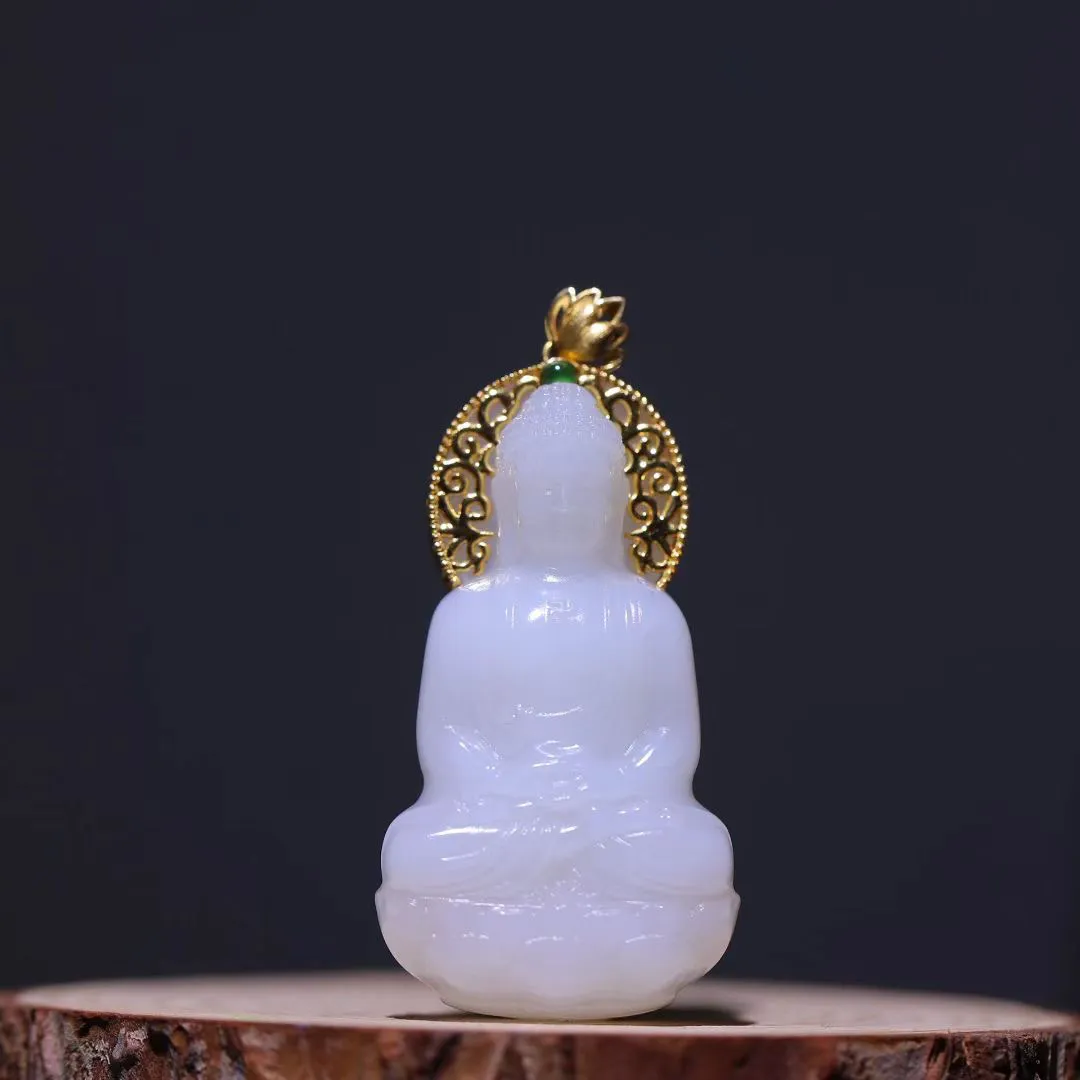 精品美物
【大日如来】和田老坑白玉羊脂白，凝润若脂，温润而泽，结构细糯。精心雕琢，意境幽生。滴水成佛