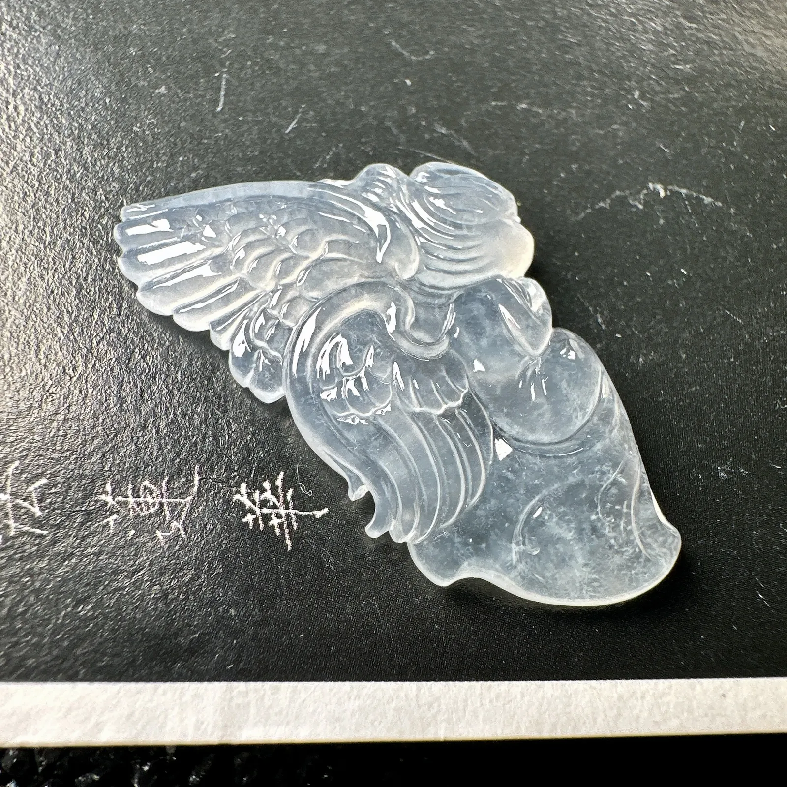 【冰种天使】冰胶感很强，质地细腻冰润，通透起光。雕刻的小天使很可爱，喜气洋洋，佩戴效果不错