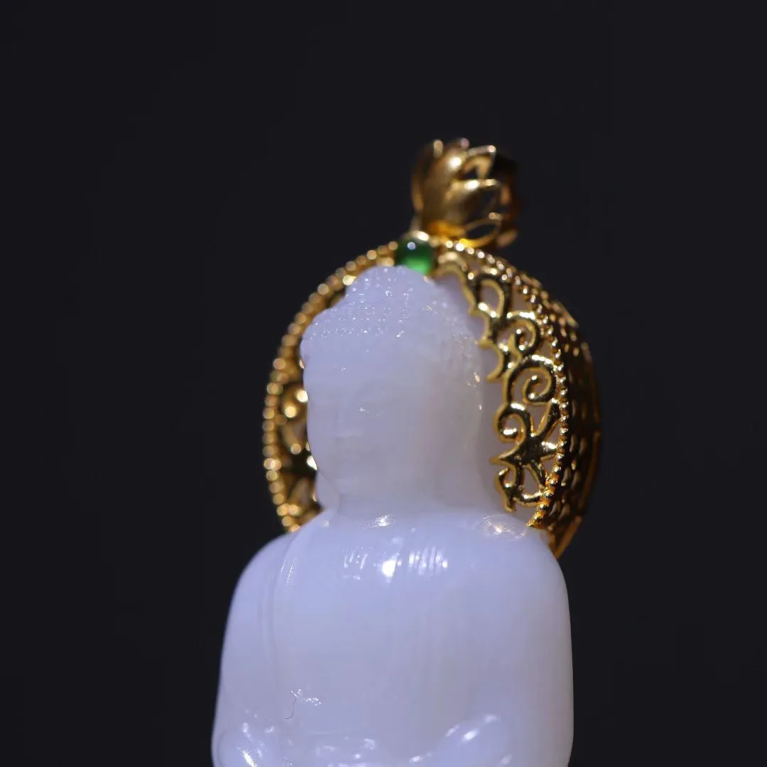 精品美物
【大日如来】和田老坑白玉羊脂白，凝润若脂，温润而泽，结构细糯。精心雕琢，意境幽生。滴水成佛，清灵佛境油然而生。方寸之间，天地无垠，一花一世界，一木一浮生，一方一净土，一叶一如来。
【规格】43-23-13mm，19.3g