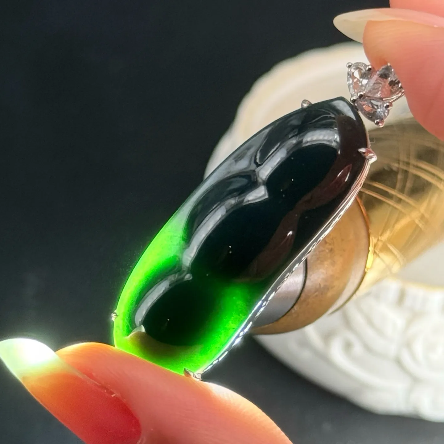 精品18k墨翠豆子吊坠 种好色正 黑度极好 打灯通透 油性十足