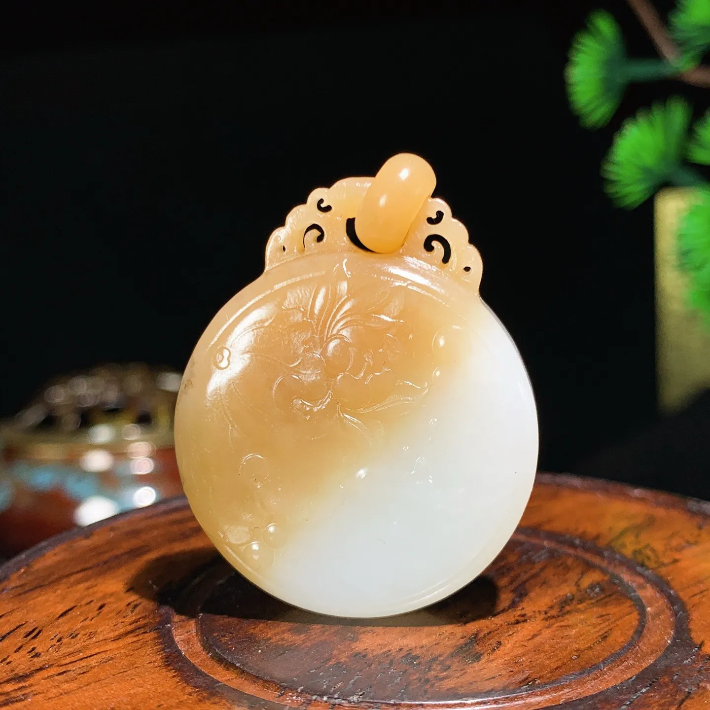 新疆且末糖观音头牌子挂件。尺寸39.4/32.8/11.7重26.3克 玉质细腻油润 底色纯净 脂粉好，品质好。lt250909