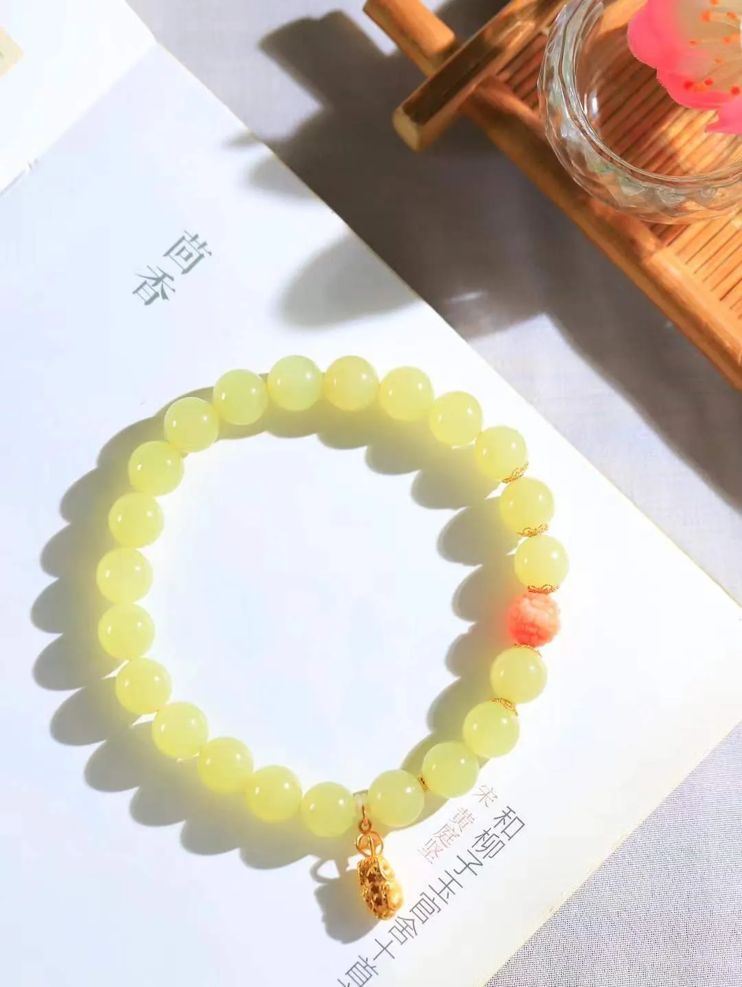 【金镶玉.珠圆玉润.手串】

精品和田玉黄口18k金镶嵌珠圆玉润手串 玉质温润细腻  整串打磨圆润，佩戴舒适。珠珠落玉盘，间关莺语花底滑，一生美好时光，无论身在何处，都有它相伴相守。事事顺遂，幸福美满，吉祥如意。重19克 尺寸取一8mm  FDT-10901013