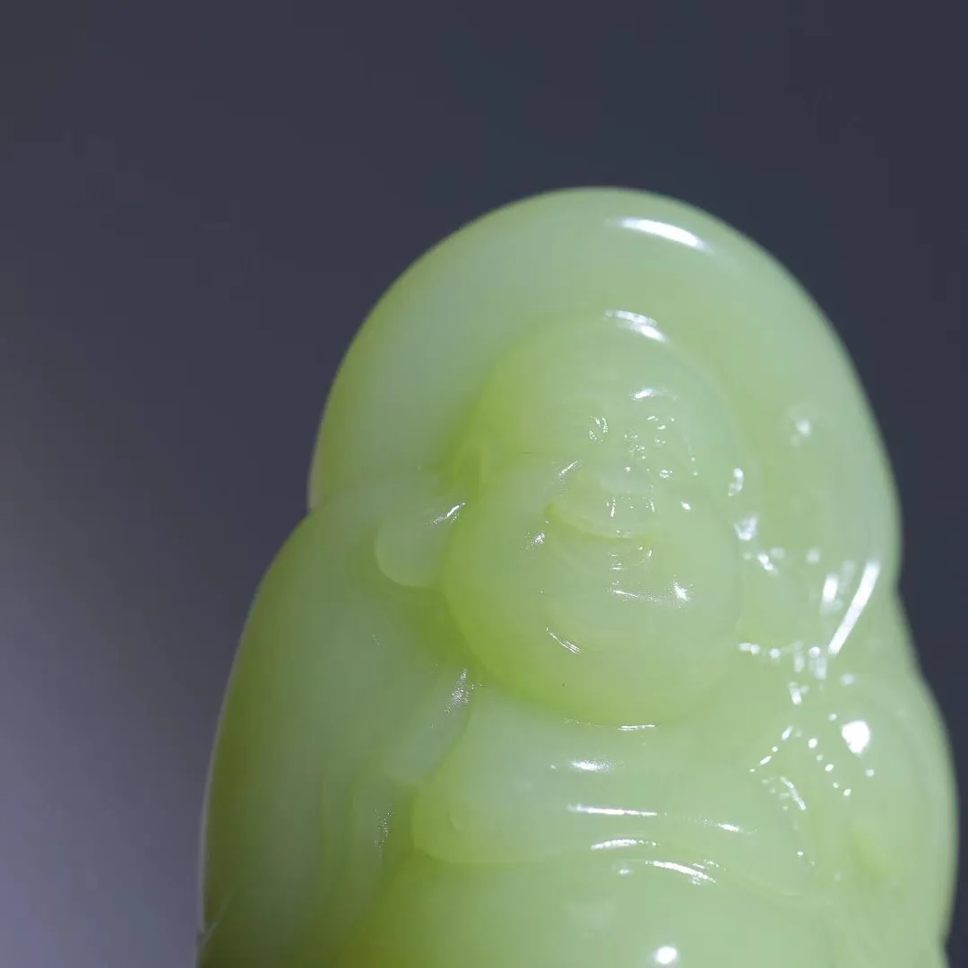 这块黄口料佛公，戴上直接封神！
【稀有色系】暖阳般的色泽温润又贵气，越看越上头～
【精工细节】佛