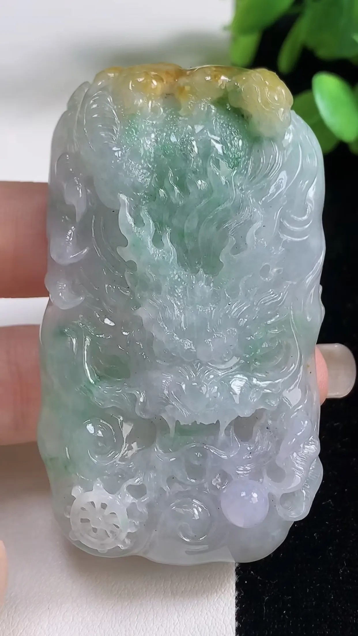 缅甸天然翡翠a货 老坑料起胶冰种 双彩黄加绿霸气龙牌吊坠，尺寸56.4-37-10.7mm  y 52.57
