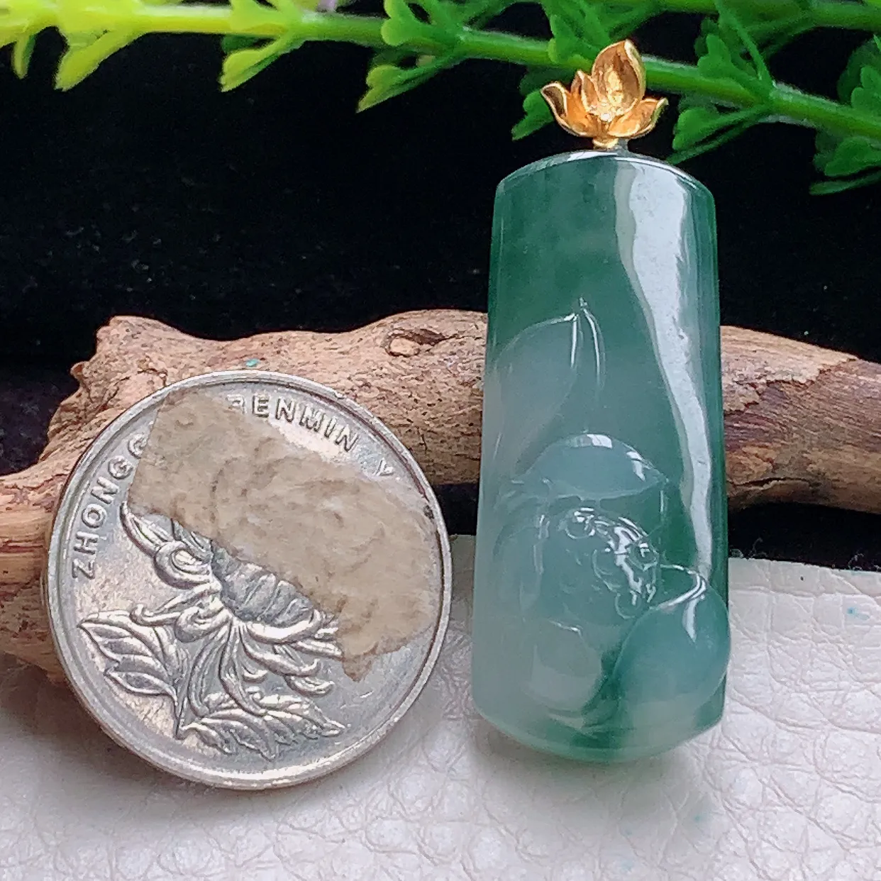x54实拍44.2*15.5*7.8缅甸翡翠A货精雕冰花莲花 冰清玉洁玉吊坠 玉挂件