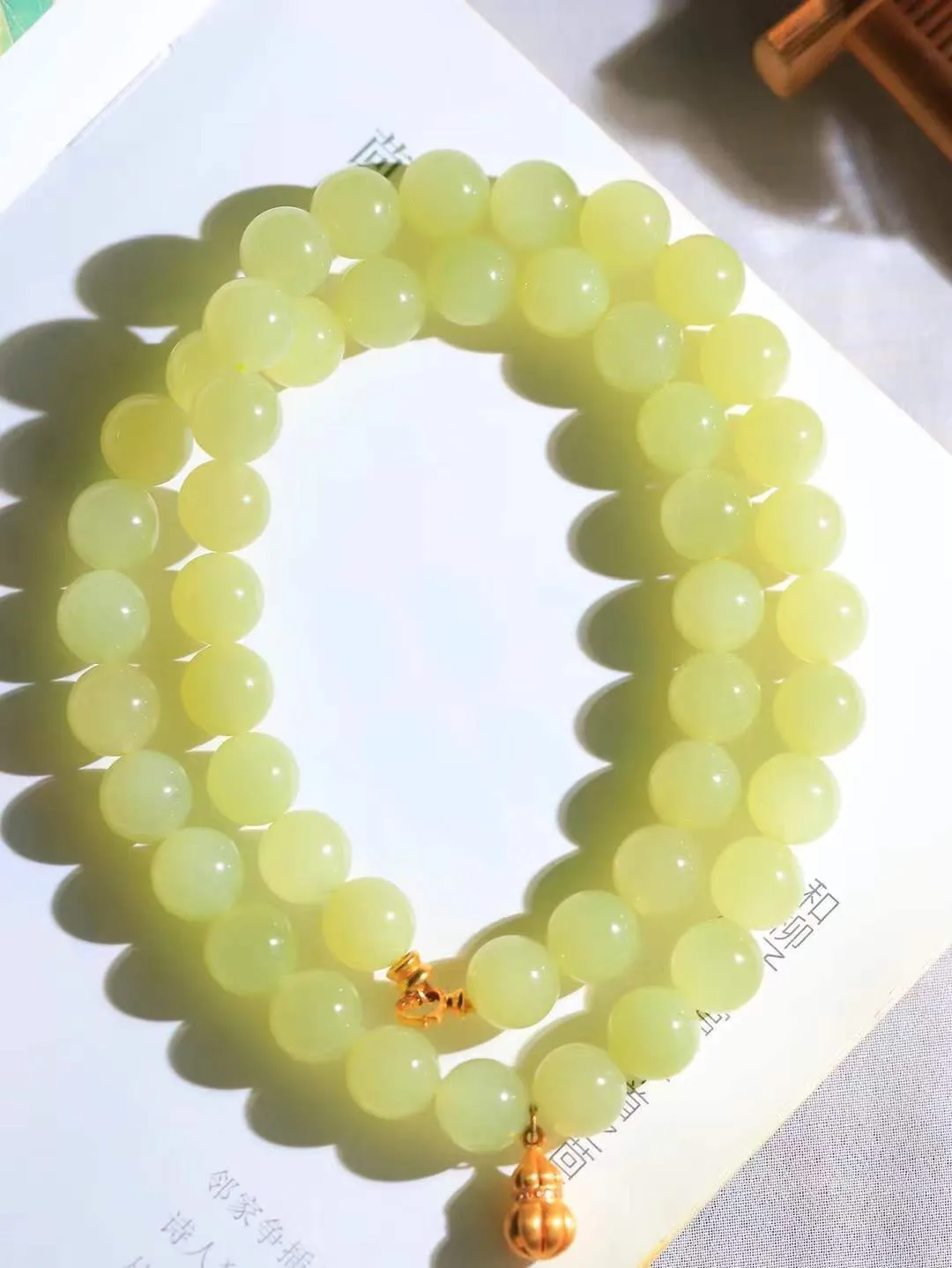 【金镶玉.珠圆玉润.项链】

精品和田玉黄口18k金镶嵌珠圆玉润项链 玉质温润细腻  整串打磨圆润，佩戴舒适。珠珠落玉盘，间关莺语花底滑，一生美好时光，无论身在何处，都有它相伴相守。事事顺遂，幸福美满，吉祥如意。重74克 尺寸取一10mm  11901033T