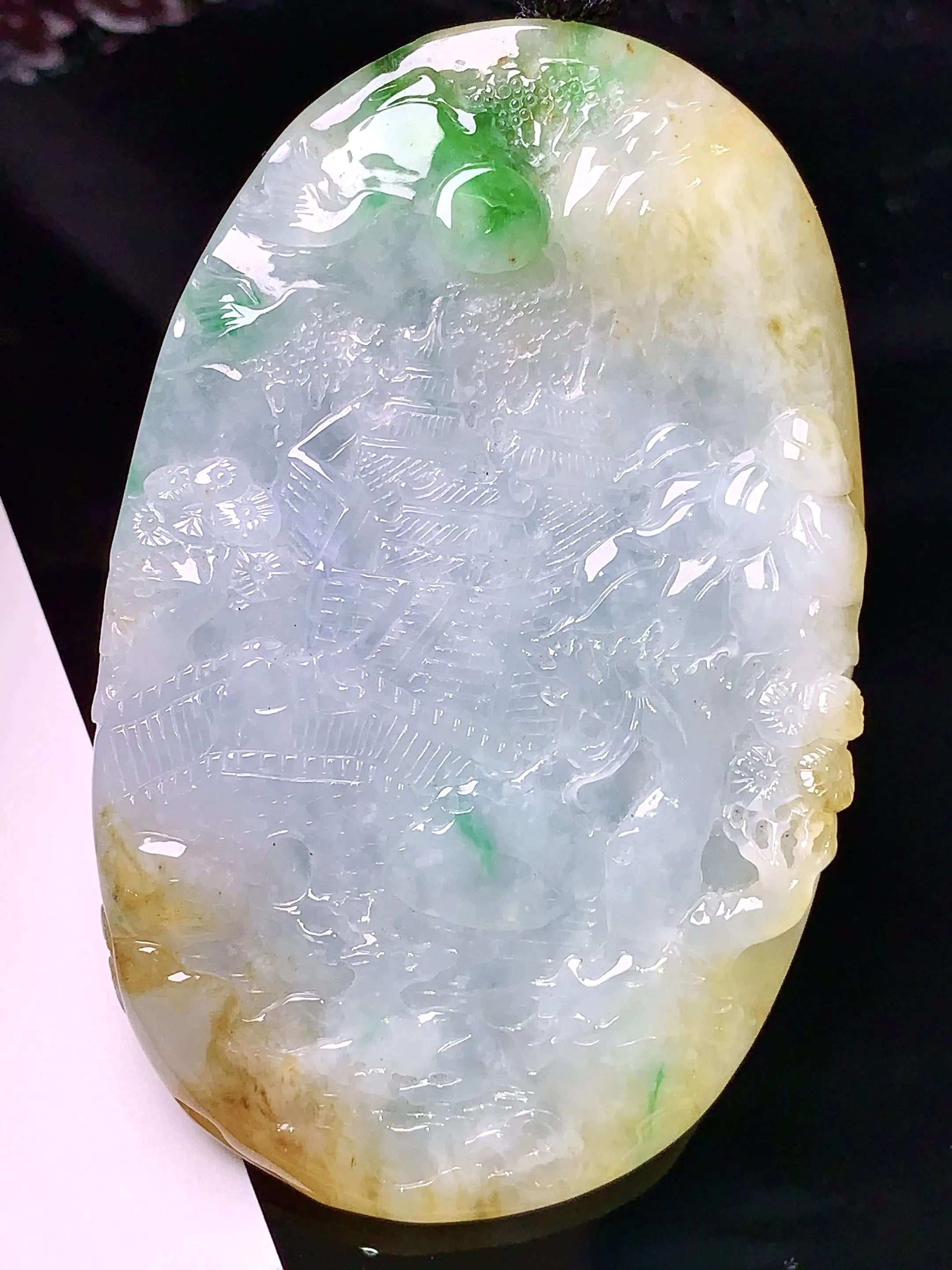 黄绿山水牌子吊坠 玉质细腻 色泽清新艳丽 整体尺寸70*44*9.2