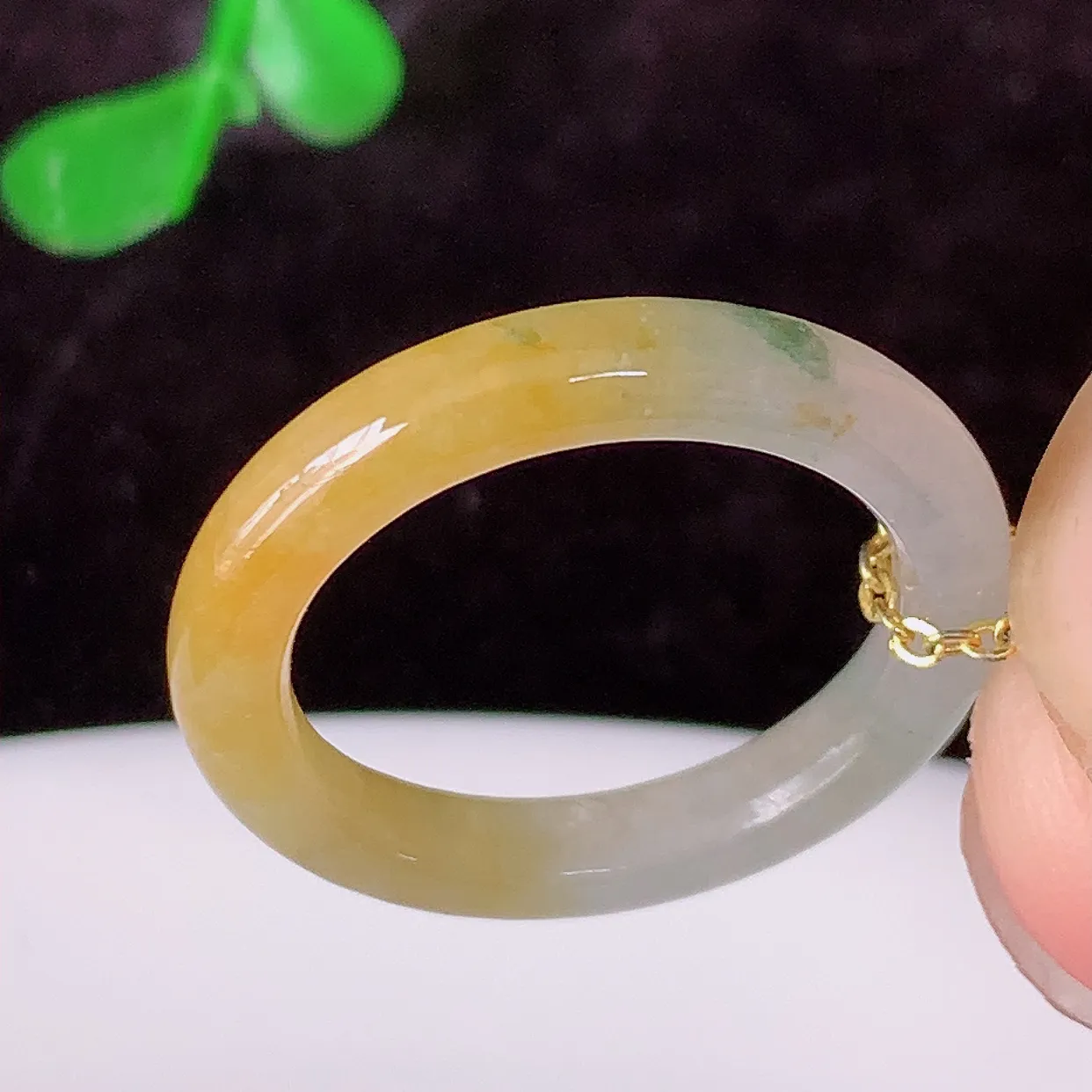 自然光实拍，17mm内径冰黄加绿翡翠指环，玉戒指，玉质莹润，好精美好冰润的指环，14圈口，上手纤巧！#1.6尺寸17-3.5-3.2