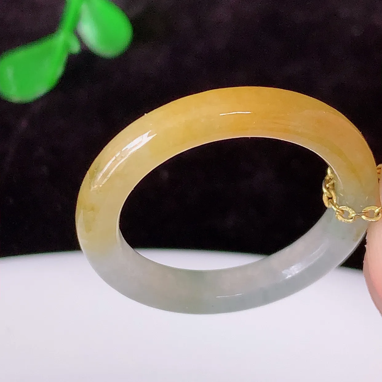 自然光实拍，17mm内径冰黄加绿翡翠指环，玉戒指，玉质莹润，好精美好冰润的指环，14圈口，上手纤巧！