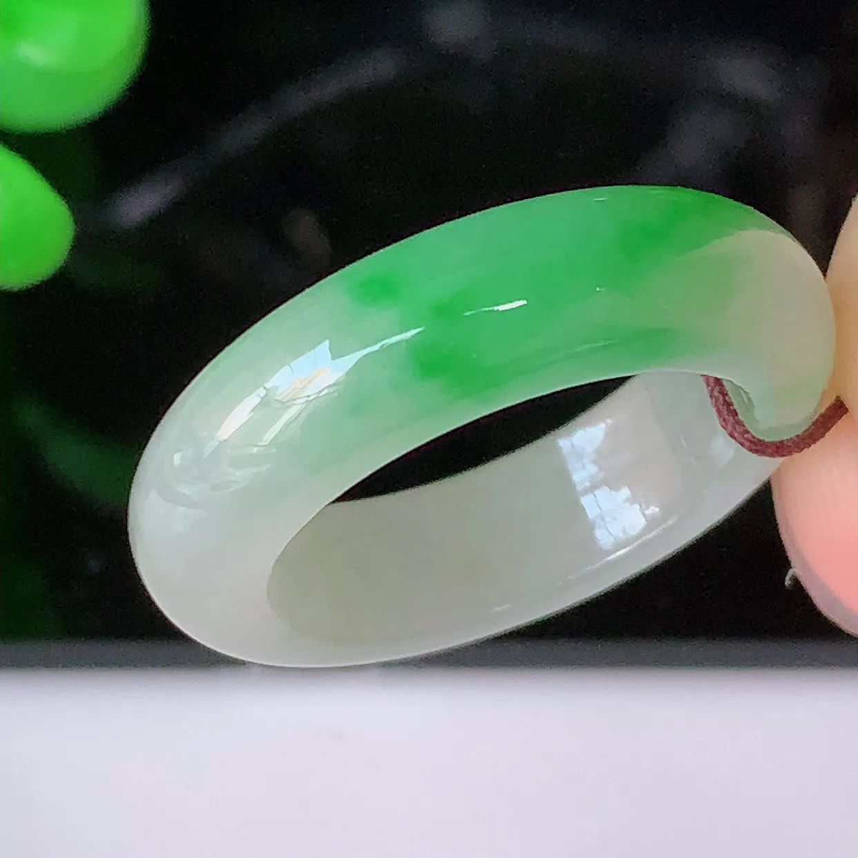 自然光实拍，18mm内径冰飘绿翡翠指环，玉戒指，玉质莹润，好精美好冰润的指环，17圈口，上手纤巧！#01.6尺寸18*6*4mm