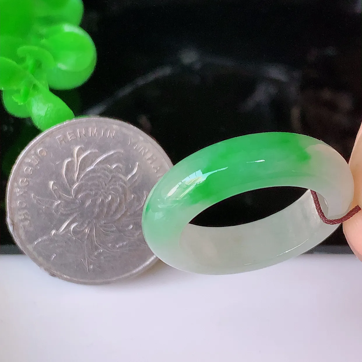自然光实拍，18mm内径冰飘绿翡翠指环，玉戒指，玉质莹润，好精美好冰润的指环，17圈口，上手纤巧！#01.6尺寸18*6*4mm