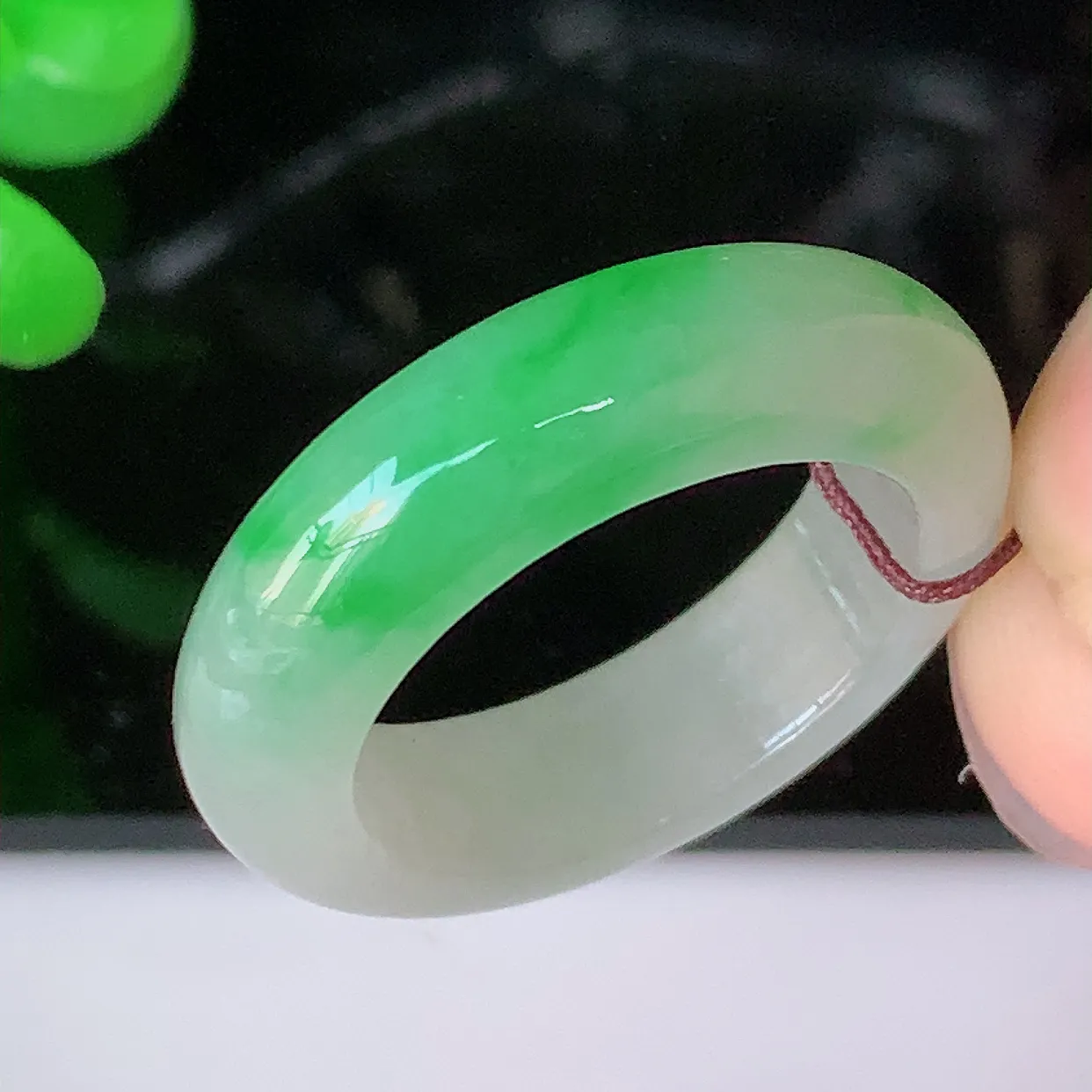 自然光实拍，18mm内径冰飘绿翡翠指环，玉戒指，玉质莹润，好精美好冰润的指环，17圈口，上手纤巧！#01.6尺寸18*6*4mm
