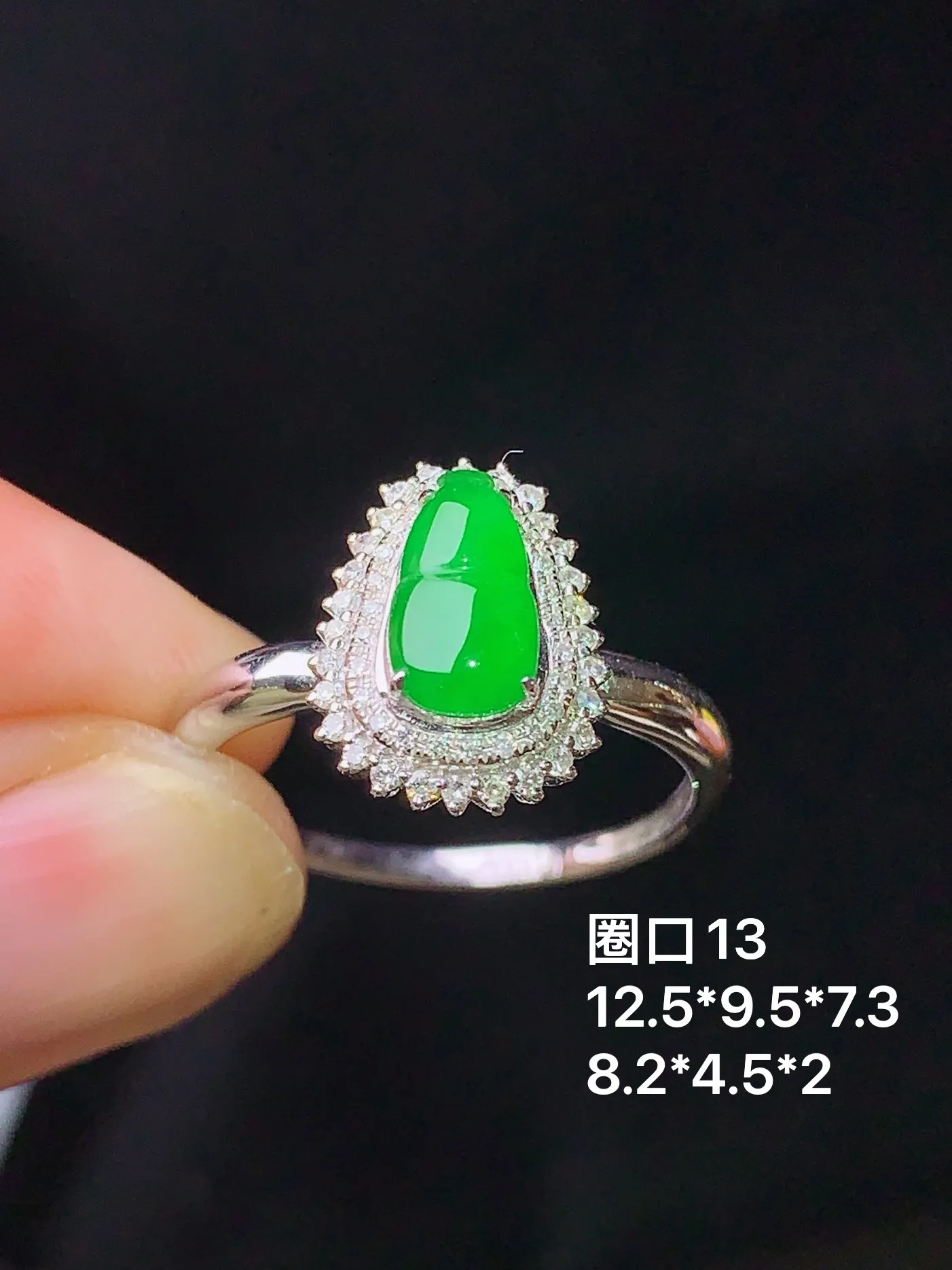 18k金钻镶嵌满绿葫芦戒指 玉质细腻 色泽清新艳丽 圈口13 整体尺寸12.5*9.5*7.3