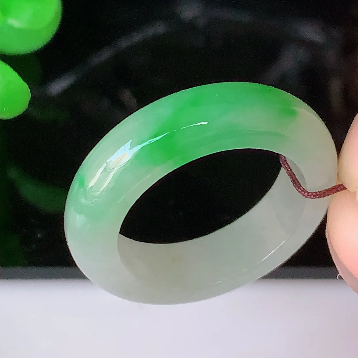 自然光实拍，18mm内径冰飘绿翡翠指环，玉戒指，玉质莹润，好精美好冰润的指环，17圈口，上手纤巧！#01.6尺寸18*6*4mm