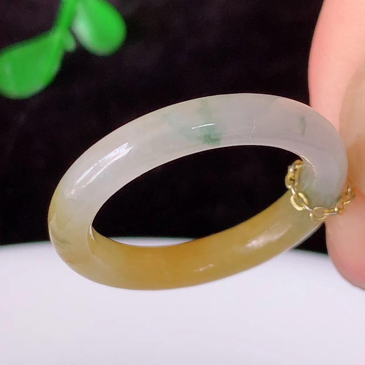 自然光实拍，17mm内径冰黄加绿翡翠指环，玉戒指，玉质莹润，好精美好冰润的指环，14圈口，上手纤巧！#1.6尺寸17-3.5-3.2