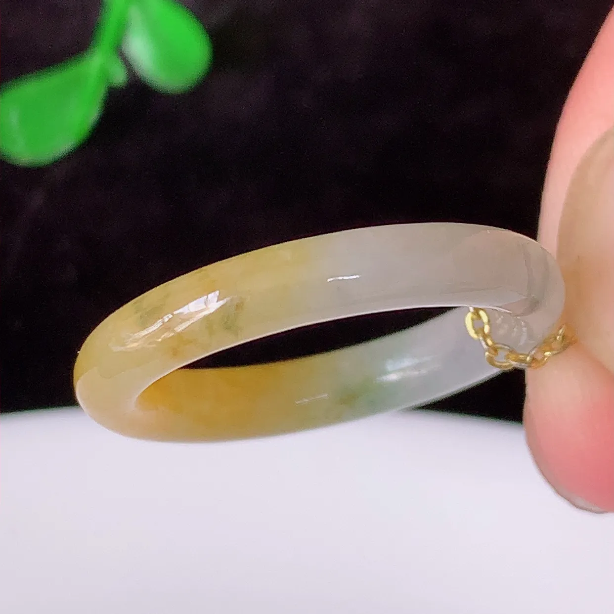自然光实拍，17mm内径冰黄加绿翡翠指环，玉戒指，玉质莹润，好精美好冰润的指环，14圈口，上手纤巧！#1.6尺寸17-3.5-3.2