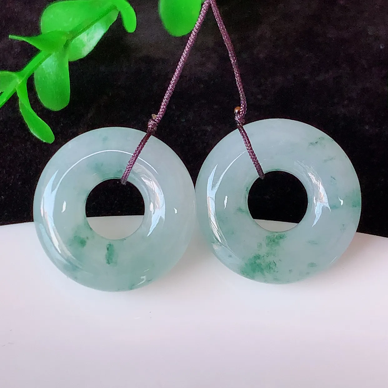 自然光实拍，冰飘花一对平安扣翡翠，翠色灵动，玉质细腻，颜色漂亮，品相佳，佩戴佳品！ 配银线 #49.