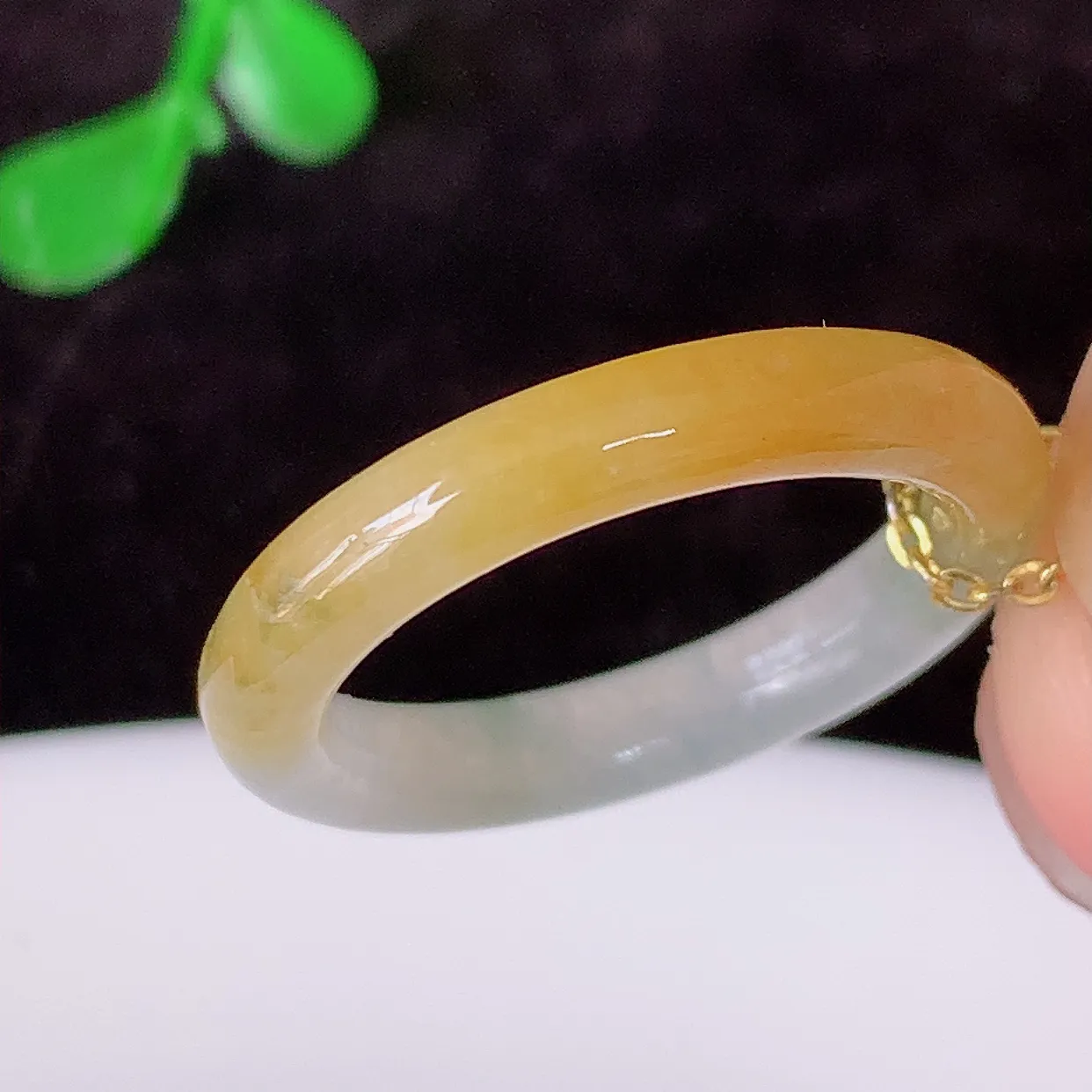 自然光实拍，17mm内径冰黄加绿翡翠指环，玉戒指，玉质莹润，好精美好冰润的指环，14圈口，上手纤巧！#1.6尺寸17-3.5-3.2