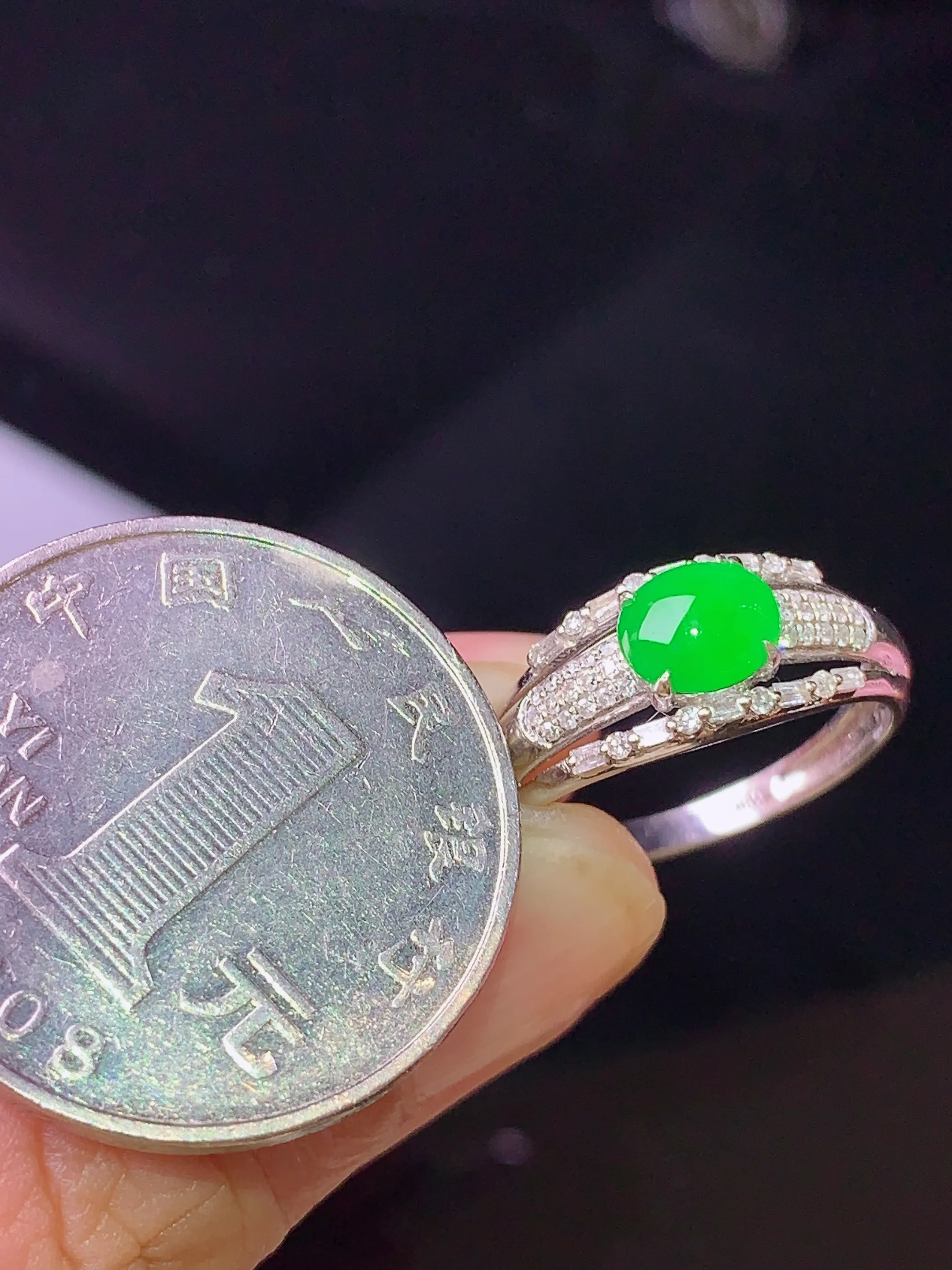 18k金钻镶嵌满绿蛋面戒指 玉质细腻 色泽艳丽  圈口13 整体尺寸5.2*6.2*2.2