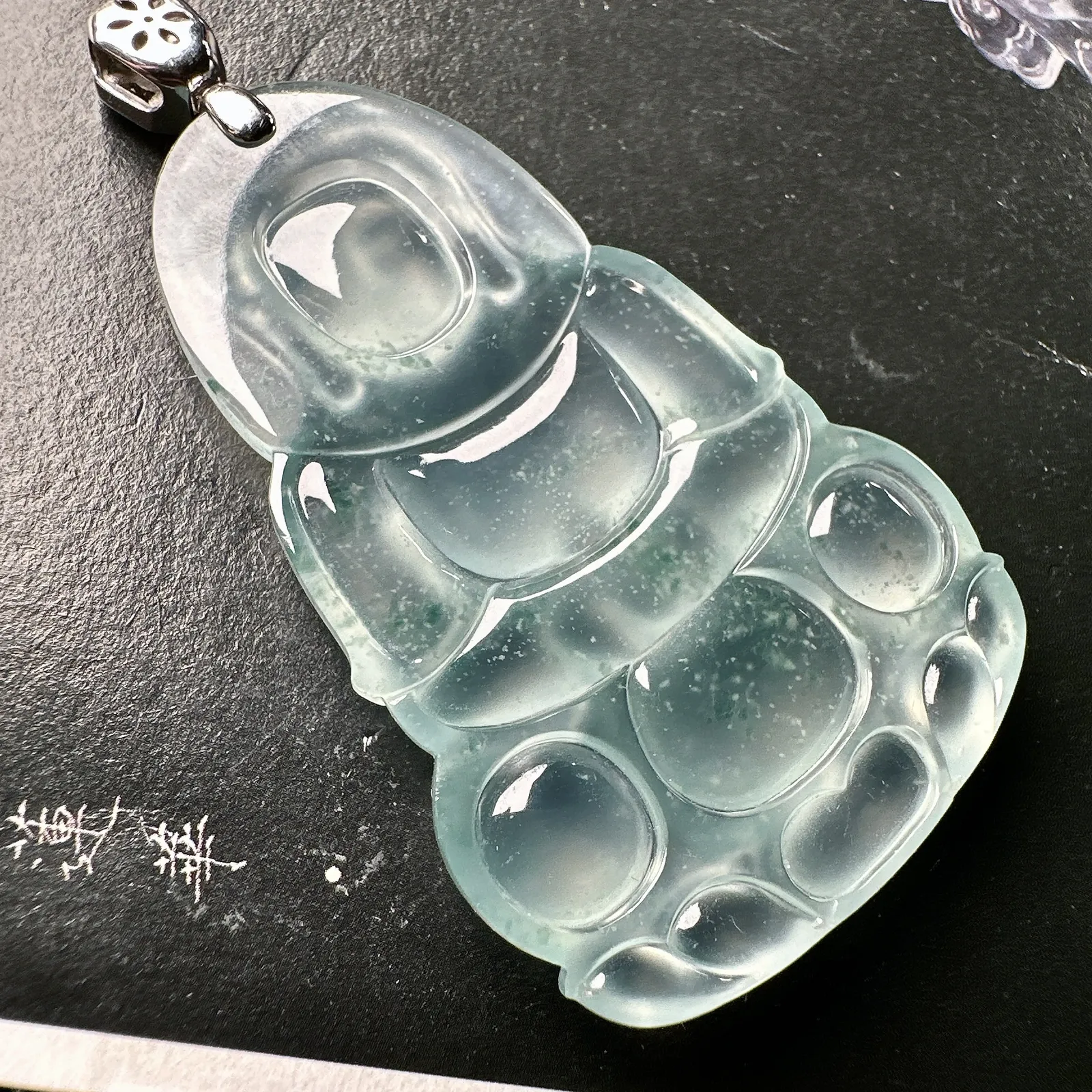 【玻璃种飘花观音吊坠】质地细腻，冰润透亮，光泽出众，冰感十足，收藏品质，18k金钻镶嵌，裸石尺寸56.2*35.9*6毫米