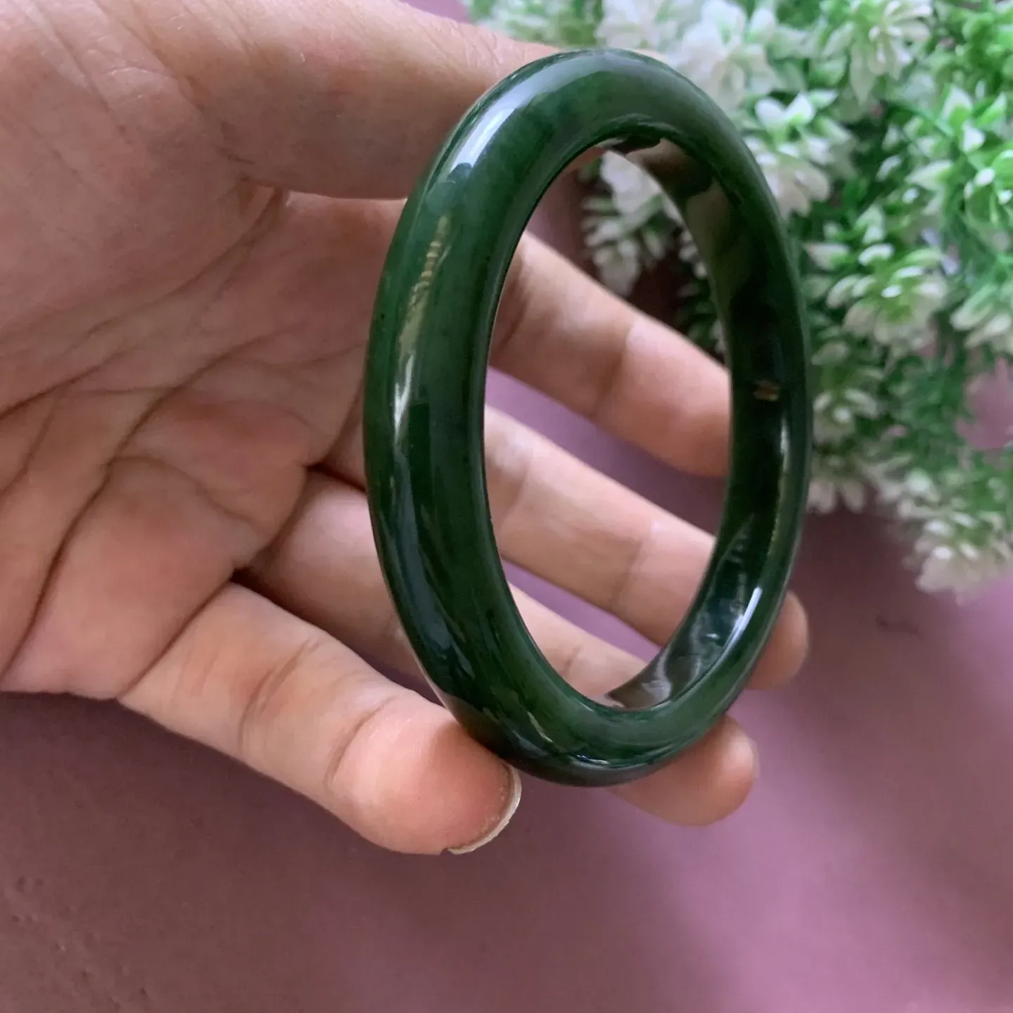 和田玉碧玉61圈口菠菜绿手镯，玉质特细腻油润高脂粉，高品质，萦绕腕间时，古韵不失时尚，素雅不失品味，