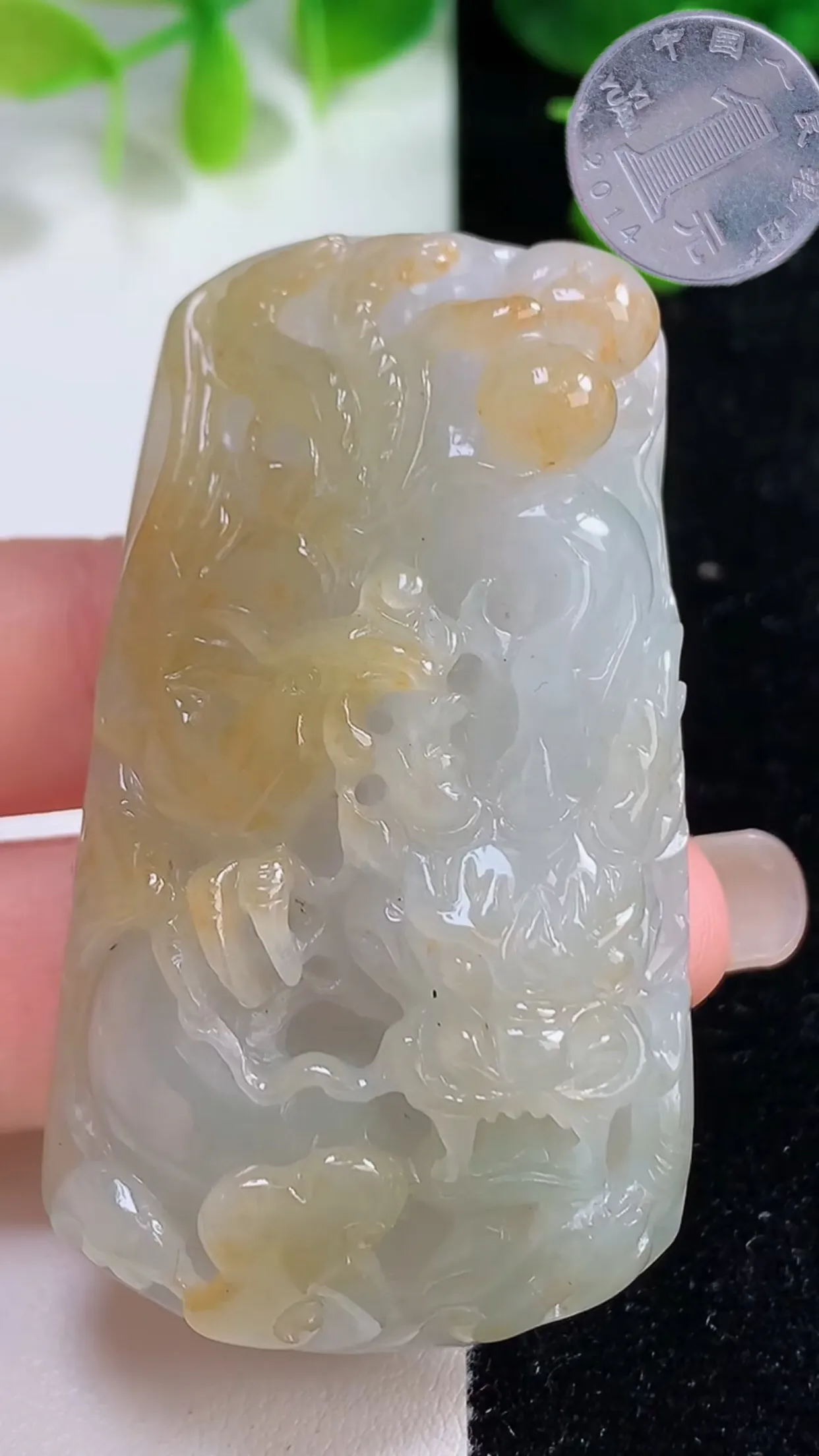 缅甸天然翡翠a货 老坑料起胶冰种 双彩飘黄翡霸气龙牌吊坠，尺寸59.3-33.2-13.6mm  y  48.53