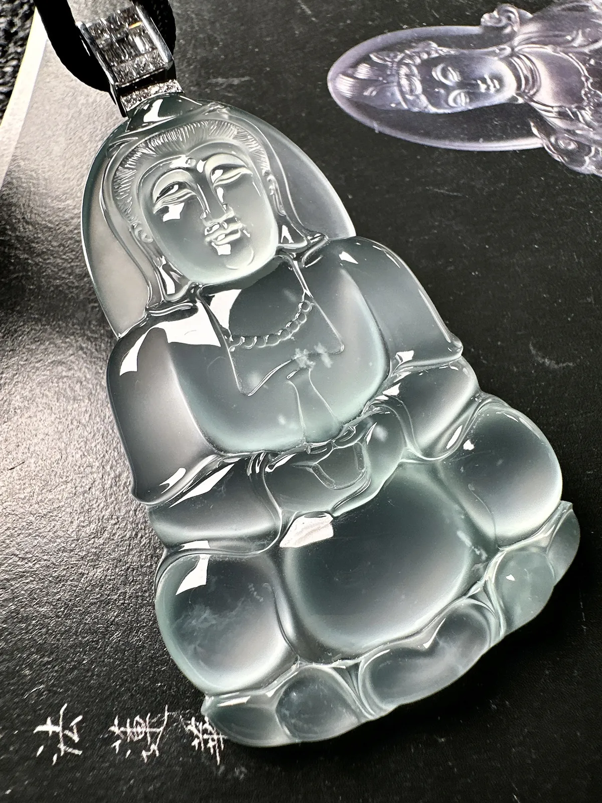 【玻璃种观音吊坠】质地细腻，冰润透亮，光泽出众，冰感十足，收藏品质，18k金钻镶嵌，裸石尺寸60.7*39.5*6.4毫米