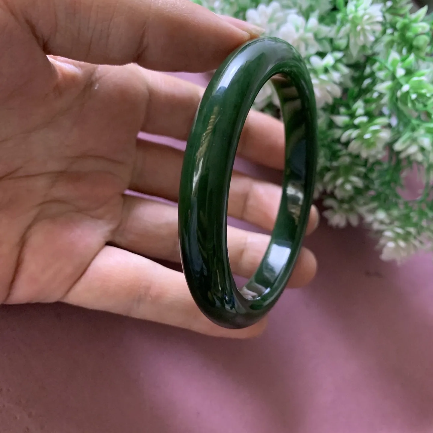和田玉碧玉61圈口菠菜绿手镯，玉质特细腻油润高脂粉，高品质，萦绕腕间时，古韵不失时尚，素雅不失品味，细腻光滑的触感，使人沉醉，气质高雅